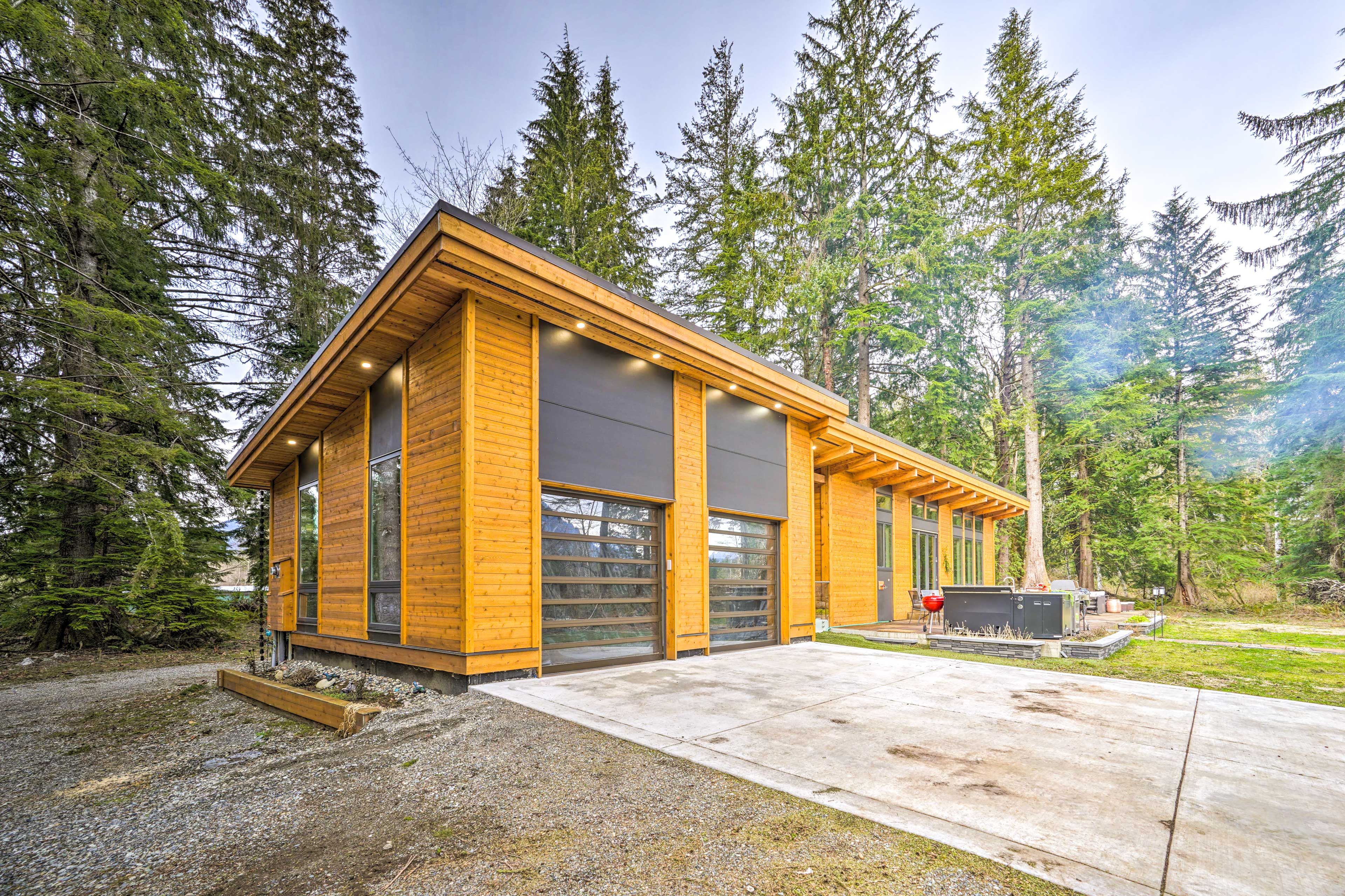 Parking | Garage (2 Vehicles) | Driveway (6 Vehicles) | RV/Trailer Parking