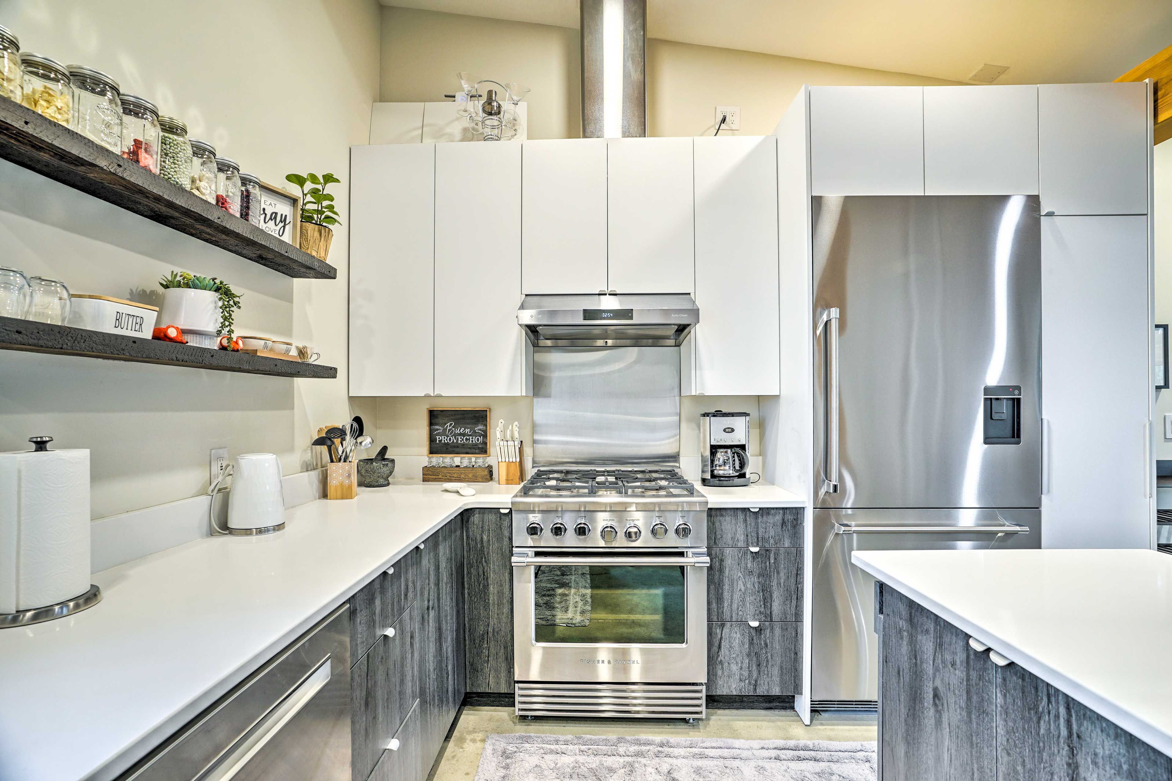 Kitchen | Cooking Basics | Spices | Paper Towels/Trash Bags Provided