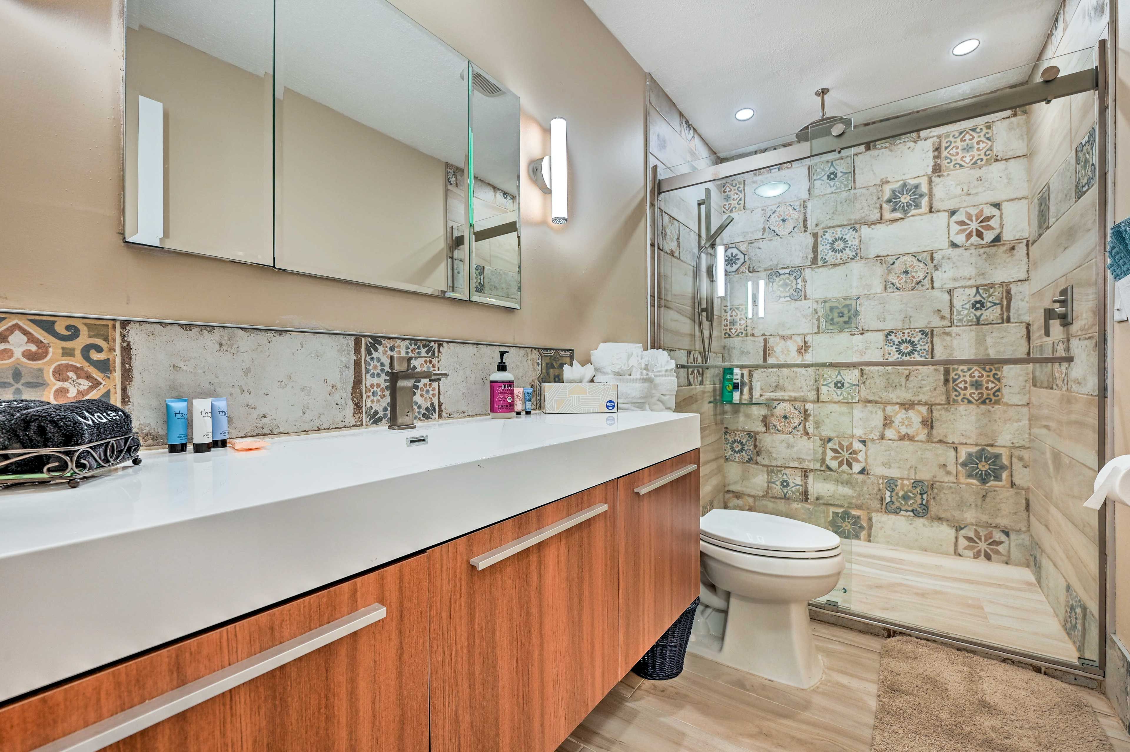 Full Bathroom | Complimentary Toiletries Provided | Hair Dryer