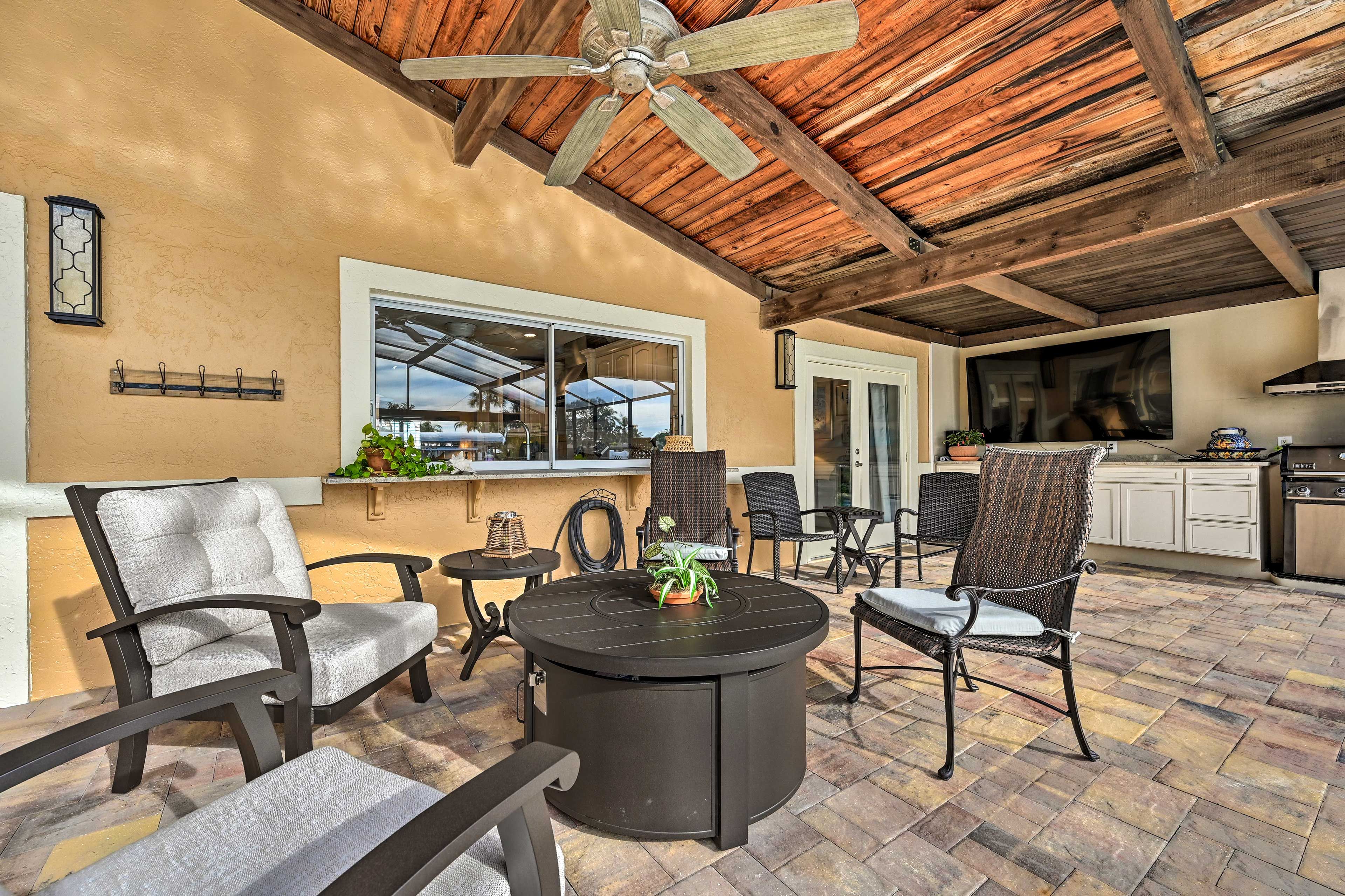 Private Lanai | Smart TV | Gas Grill | Mini Fridge