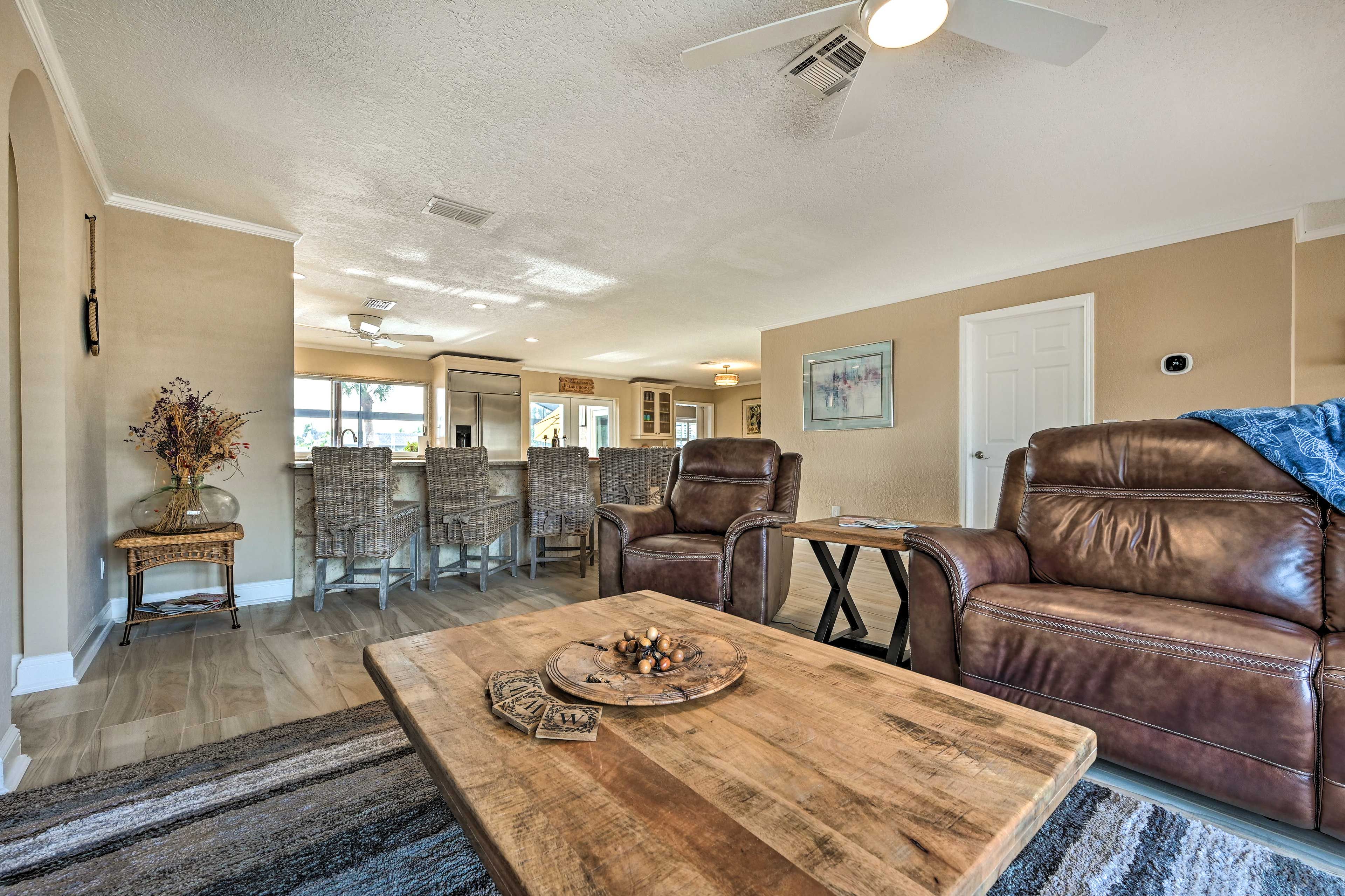 Living Room | Central Heating & A/C | 17 Mi to Downtown Tampa