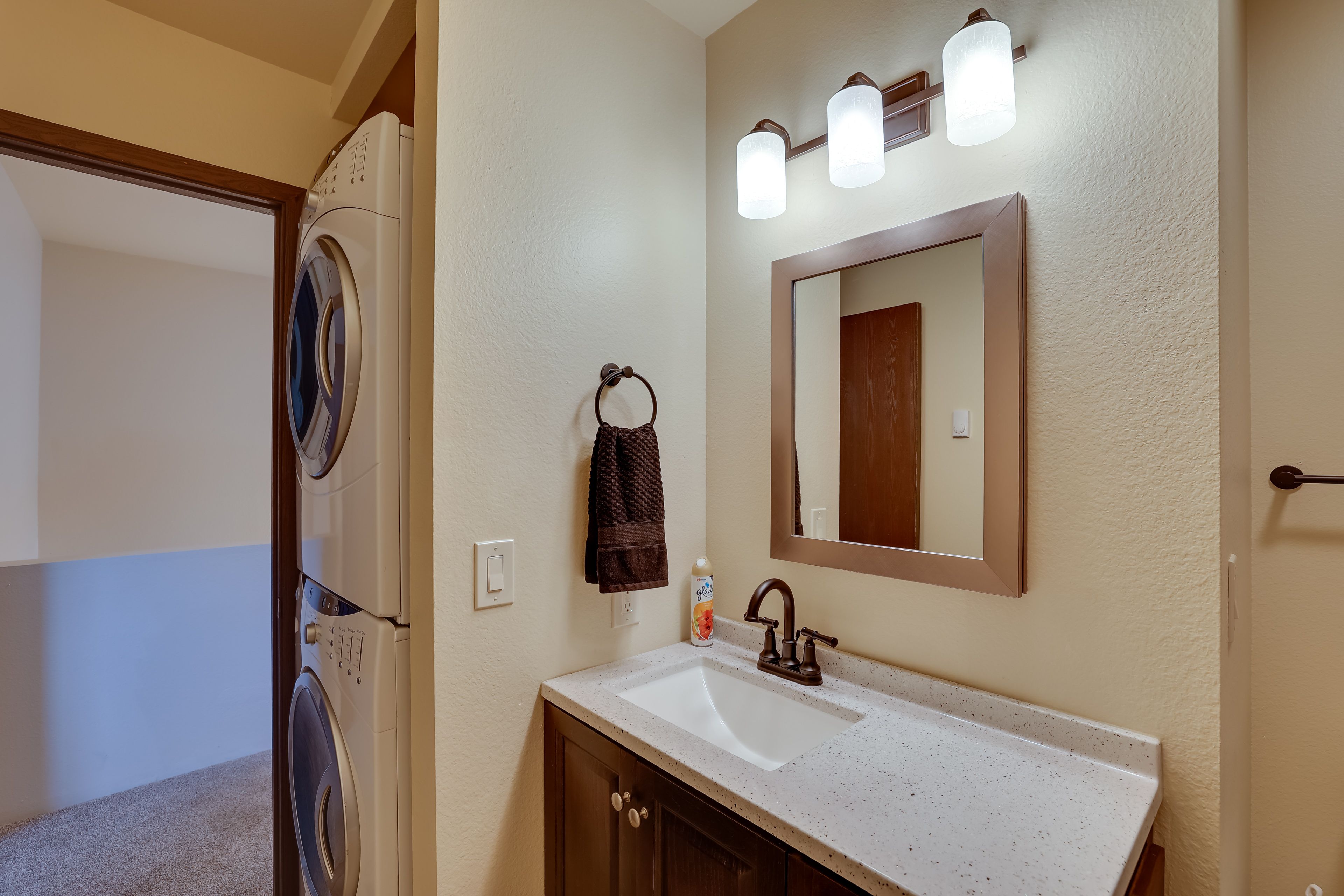 Full Bathroom | Towels Provided | Complimentary Toiletries | Washer & Dryer
