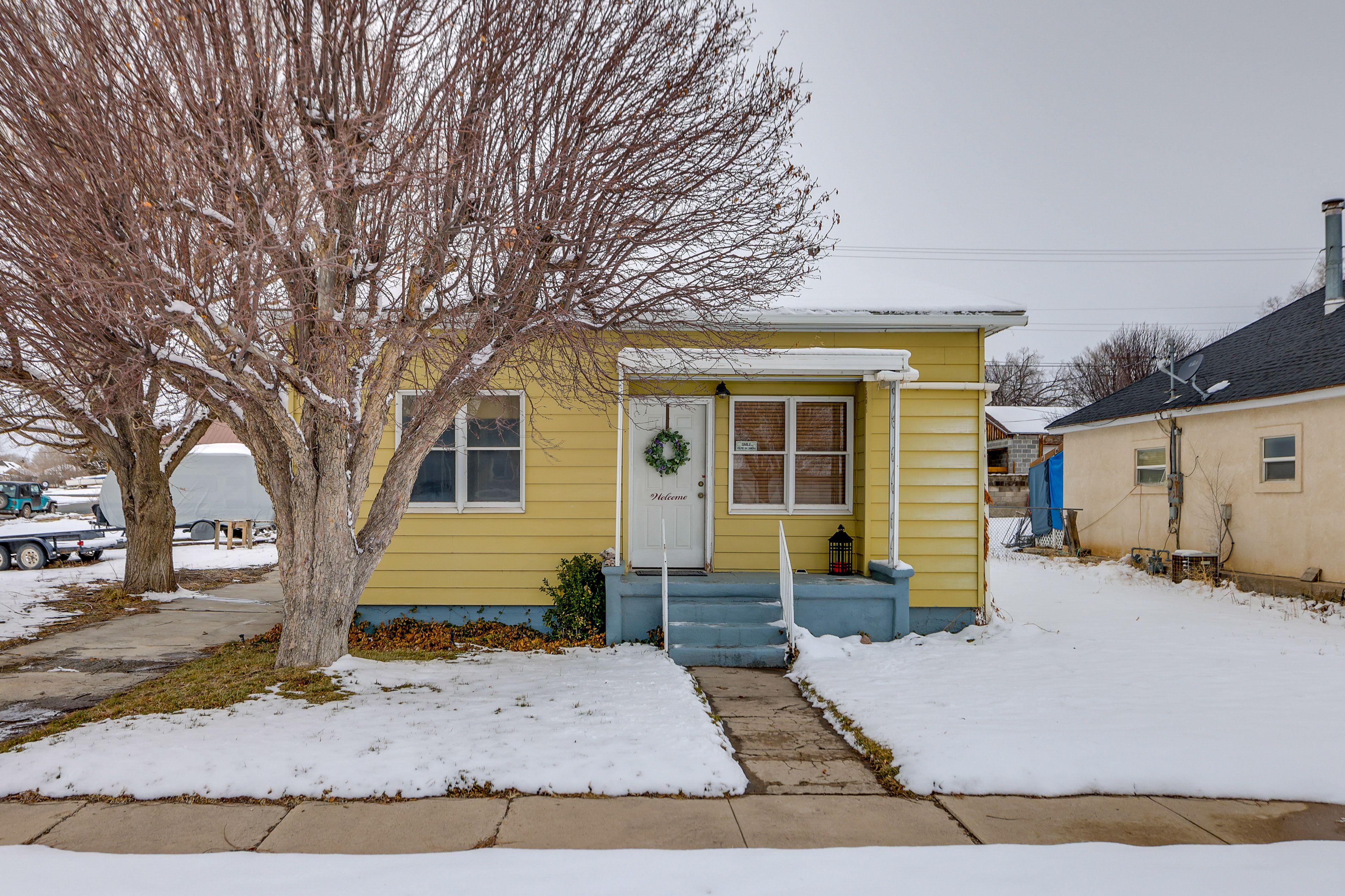 Exterior | Driveway (2 Vehicles)