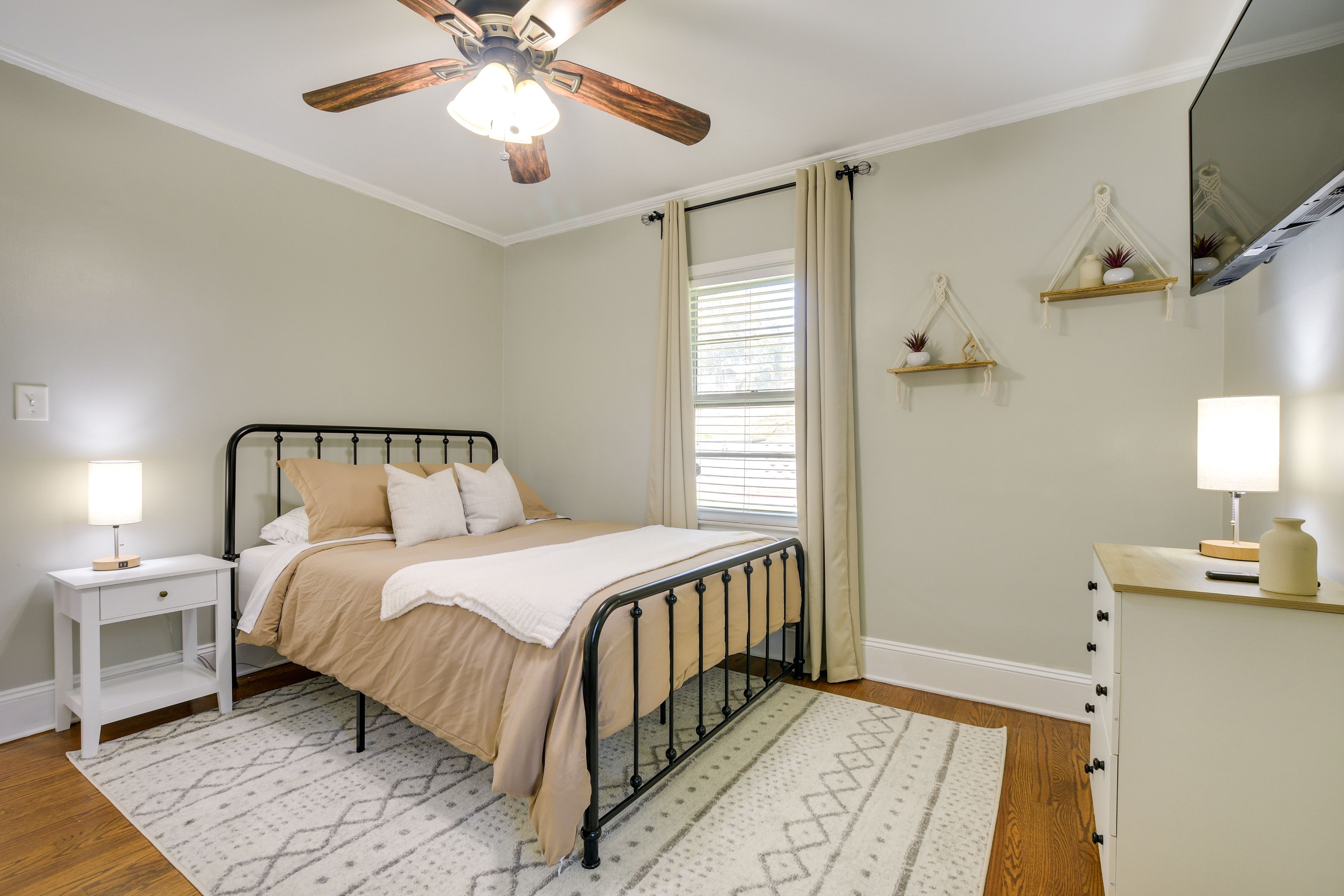 Bedroom 2 | Queen Bed | Smart TV