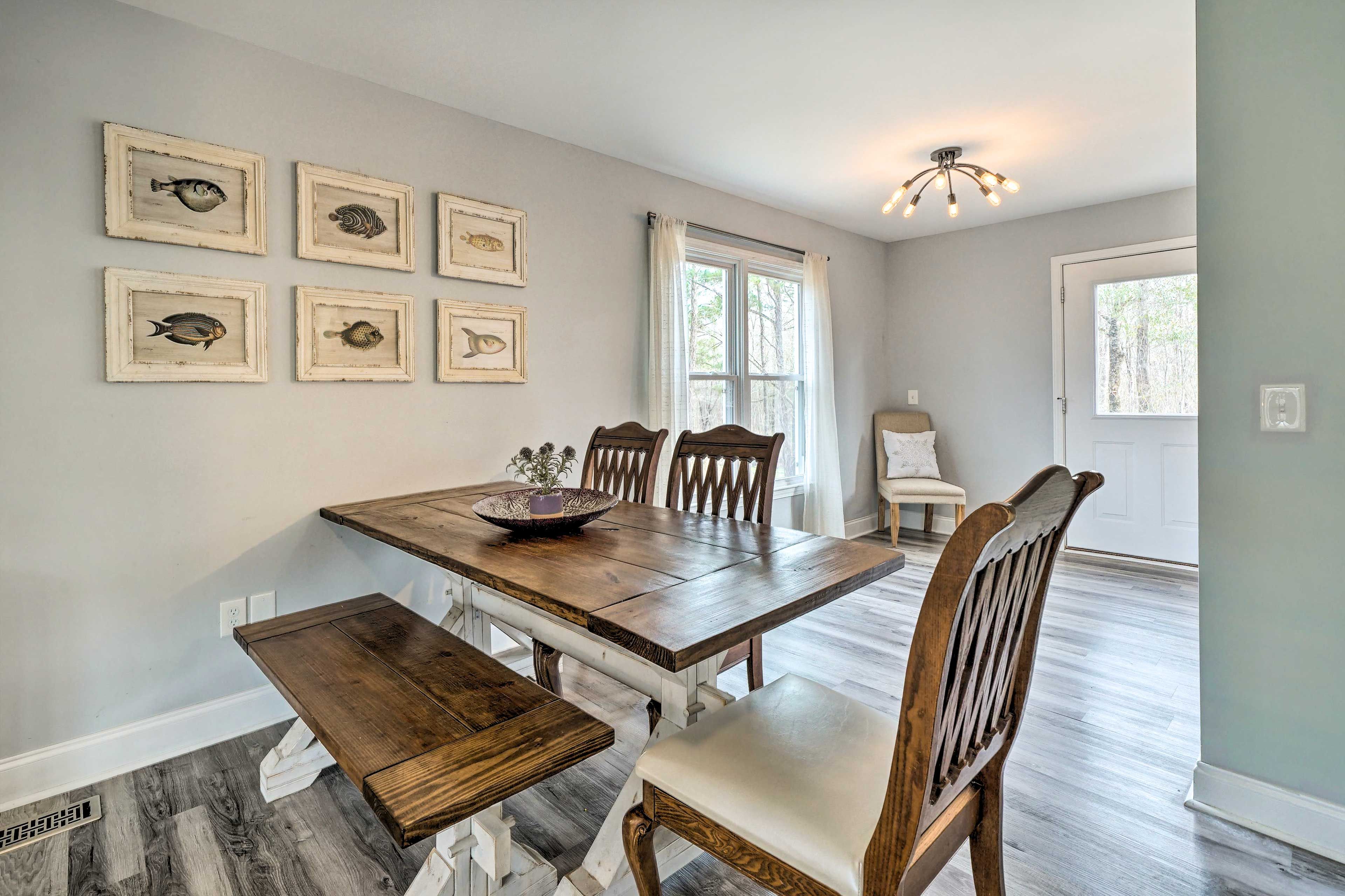 Dining Area | Dishware & Flatware Provided