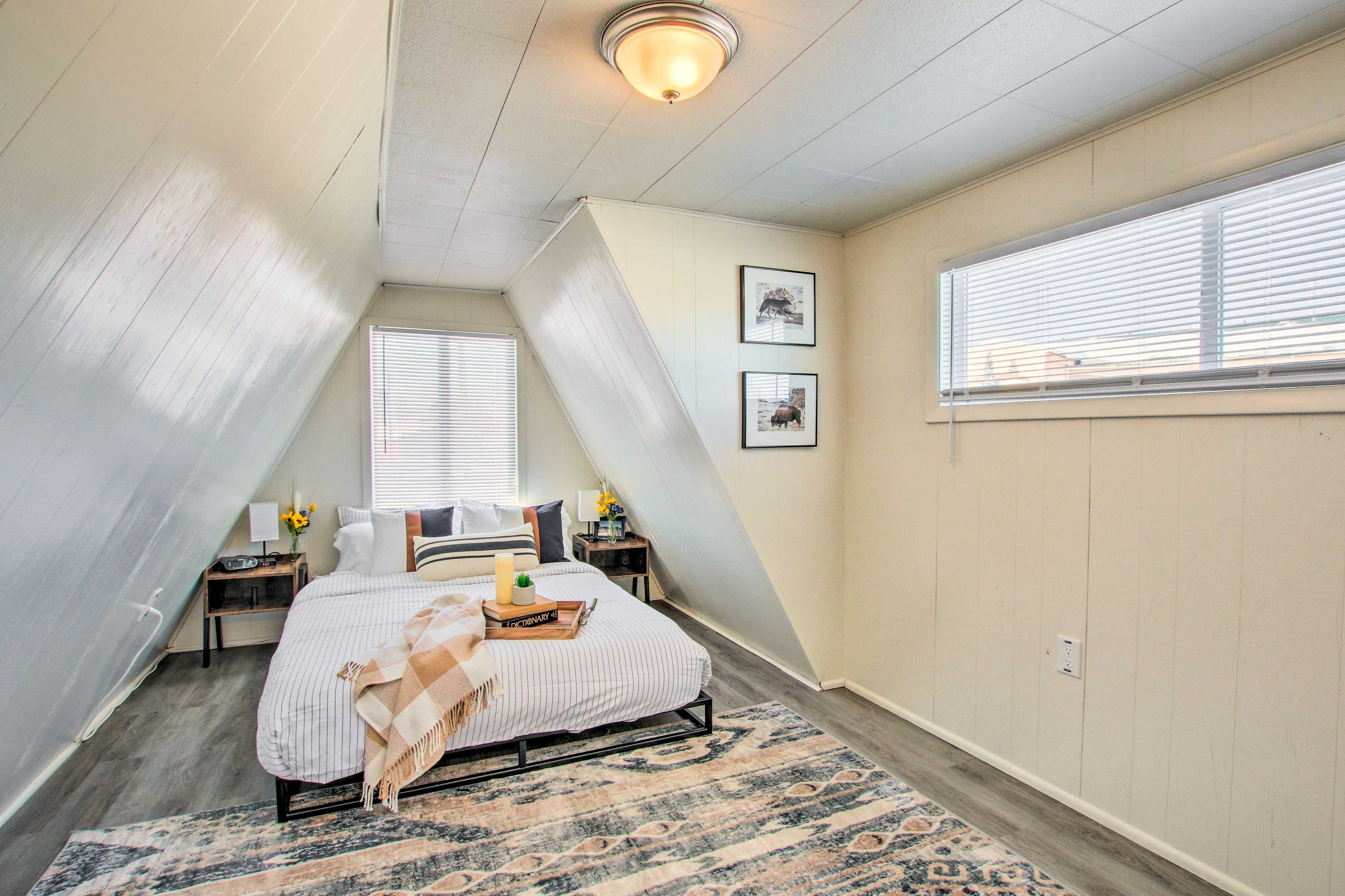 Bedroom (Open-Concept Loft) | Queen Bed | Upper Level