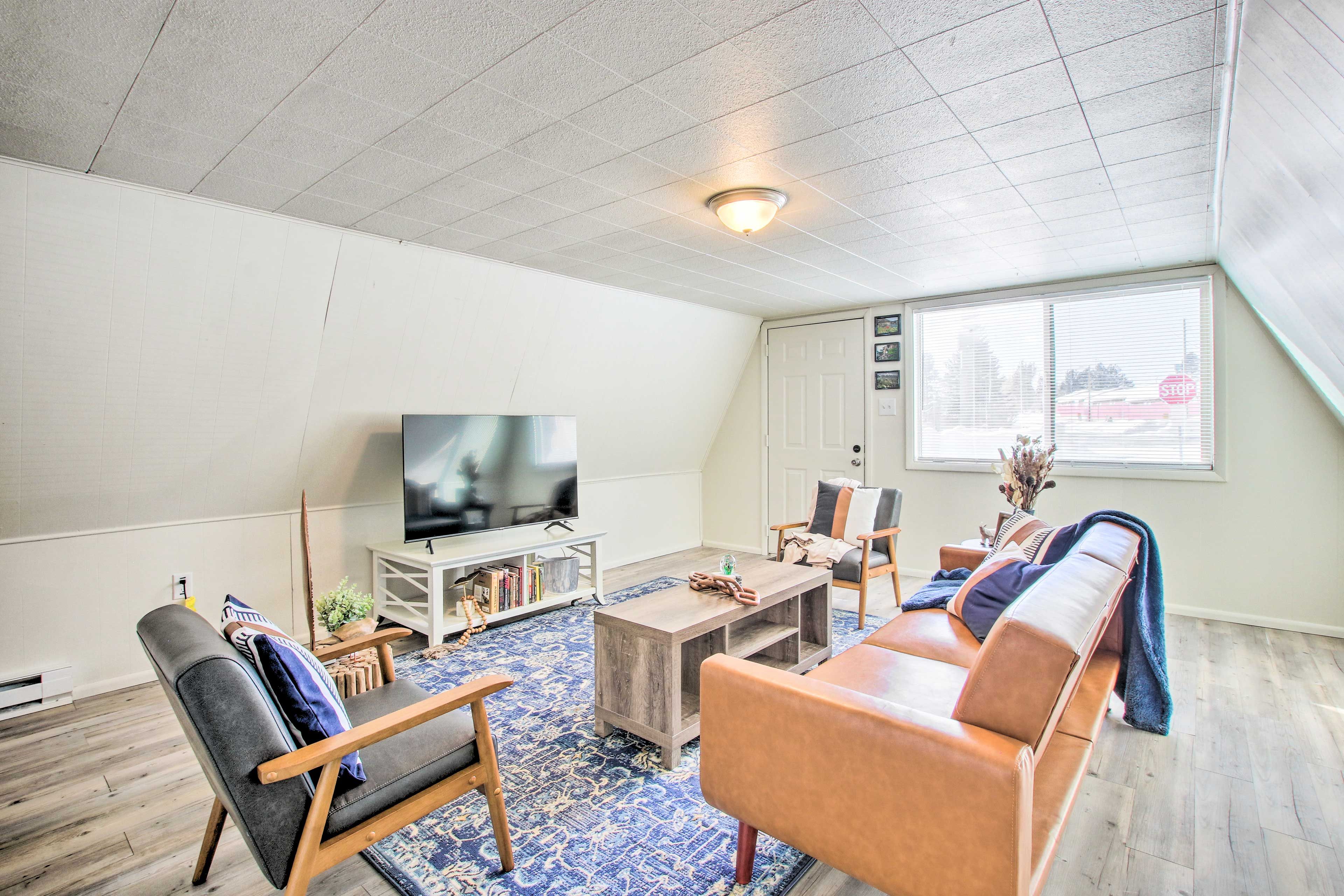 Living Room | Smart TV | Sleeper Sofa
