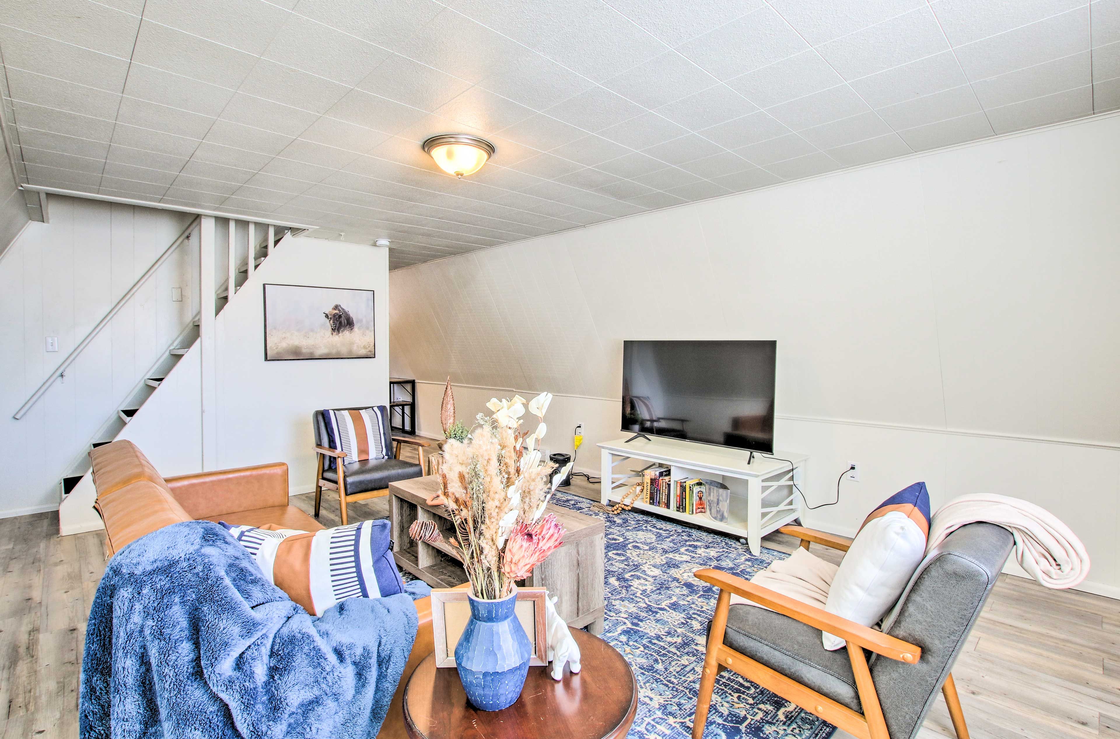 Living Room | Books | Free WiFi | Main Level