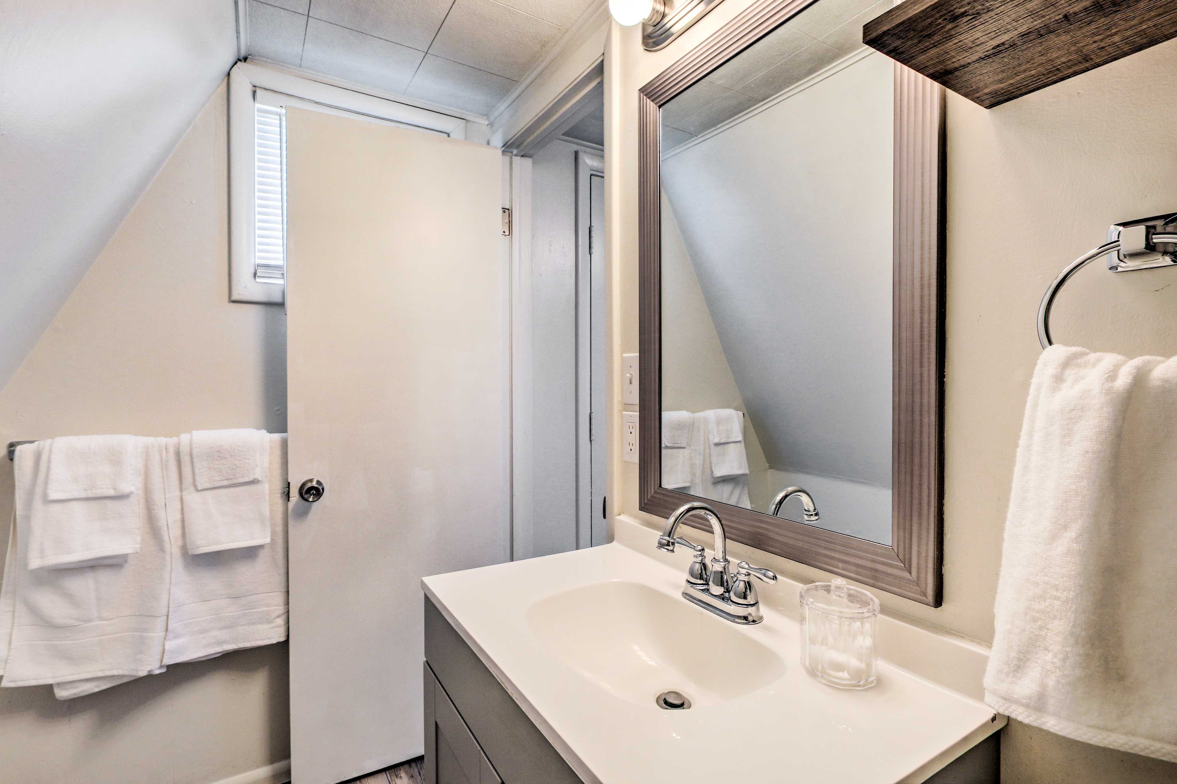 Full Bathroom | Complimentary Toiletries | Upper Level