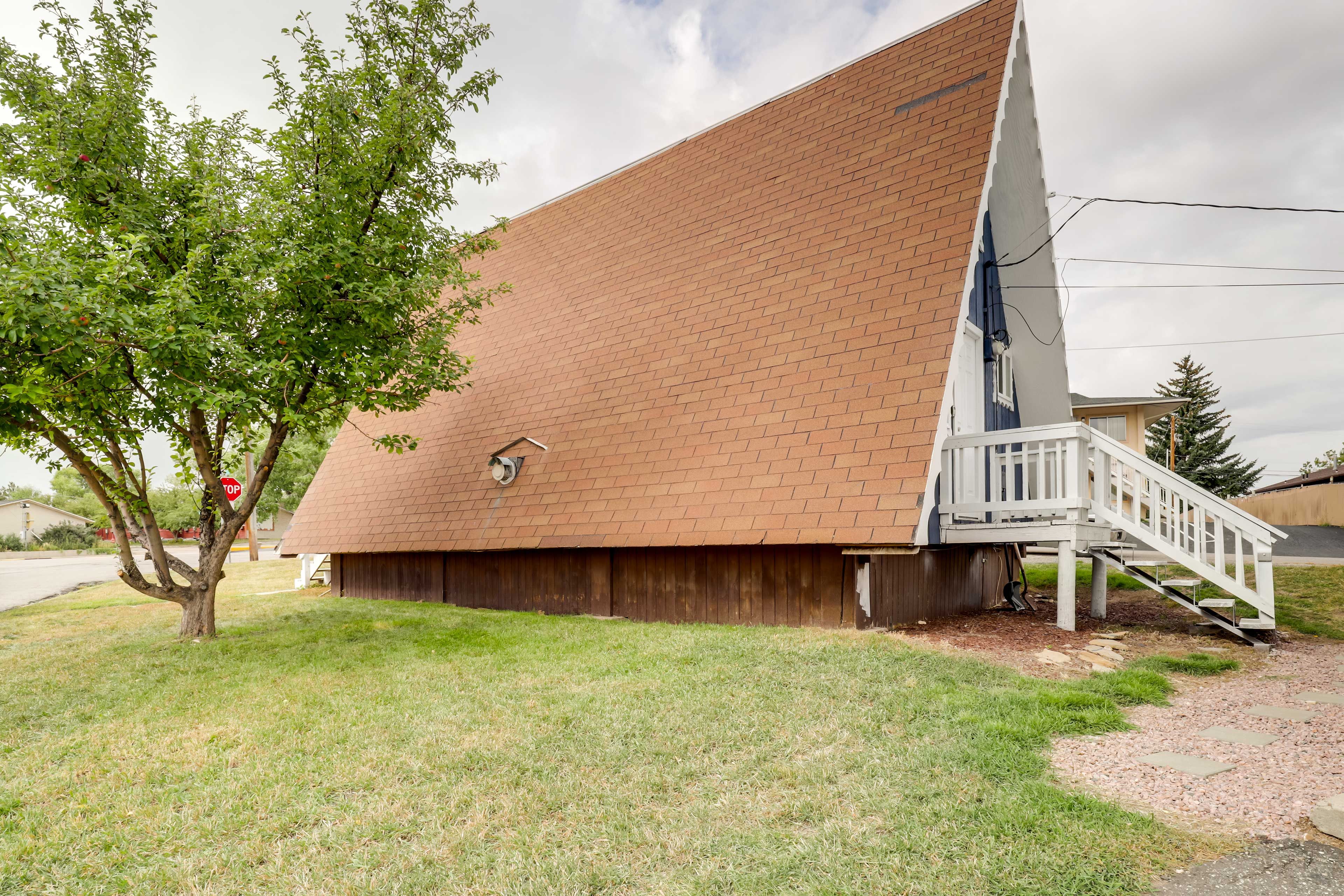Cabin Exterior | Driveway Parking (1 Vehicle)