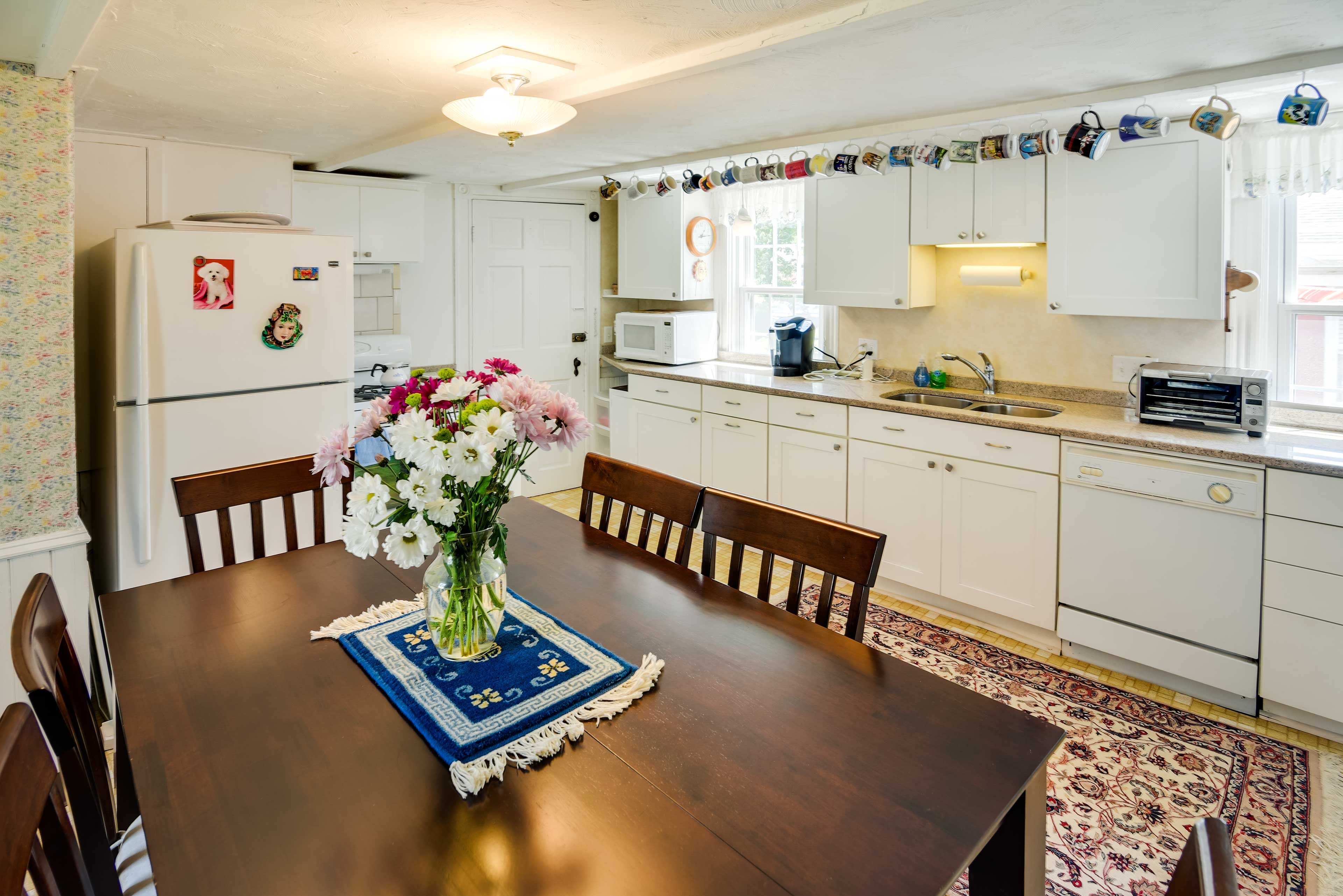 Dining Area | Dishware & Flatware Provided