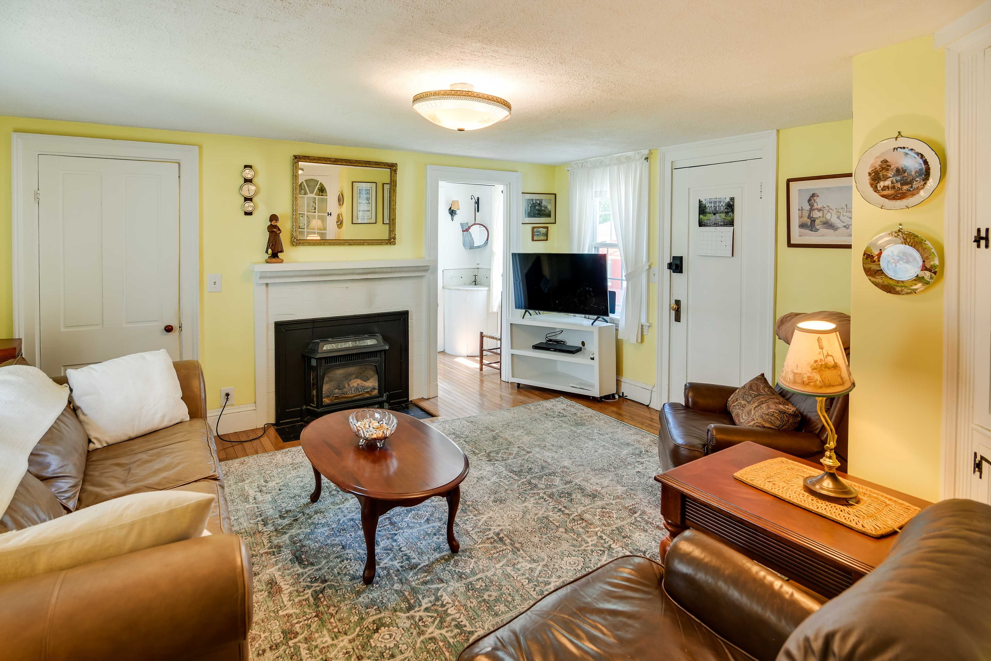 Living Room | Keyless Entry | Free WiFi