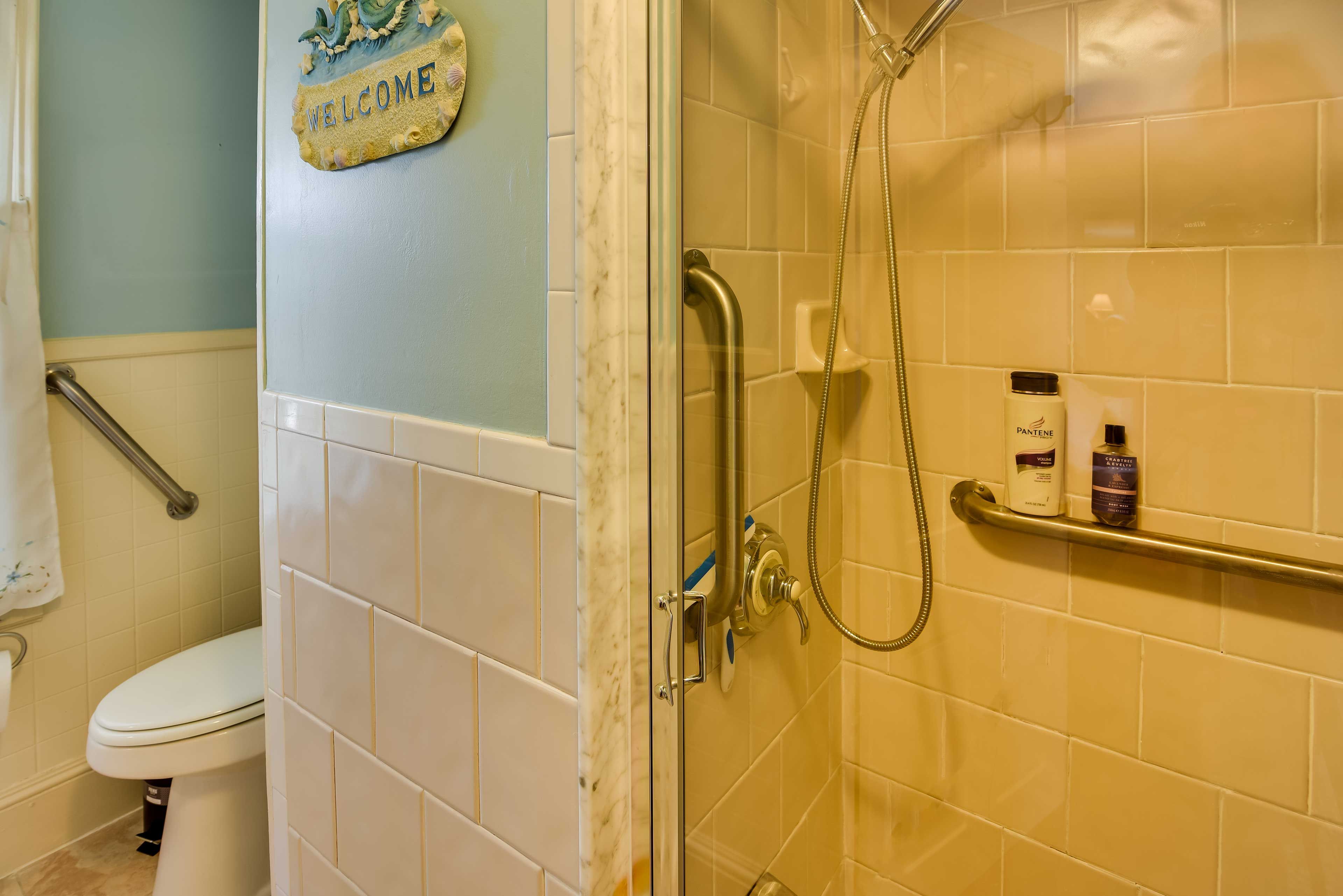 Full Bathroom | Complimentary Toiletries | Grab Rails