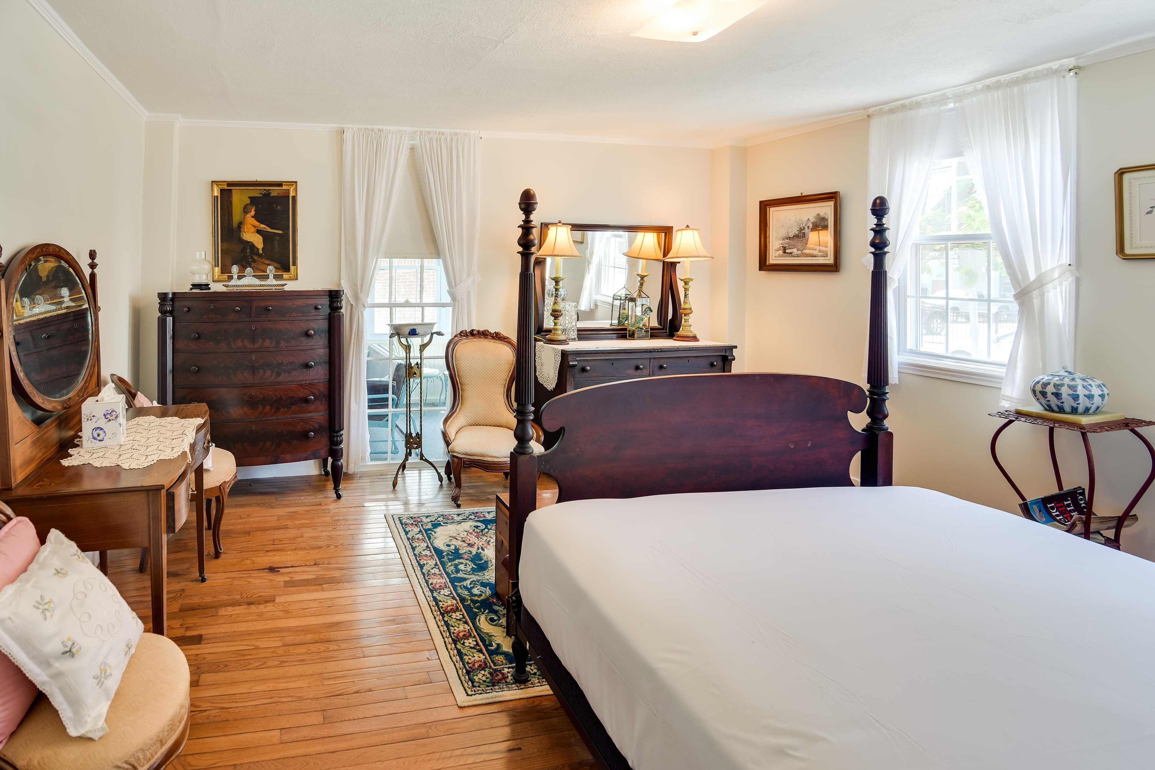 Bedroom 1 | Queen Bed | Linens & Towels Provided
