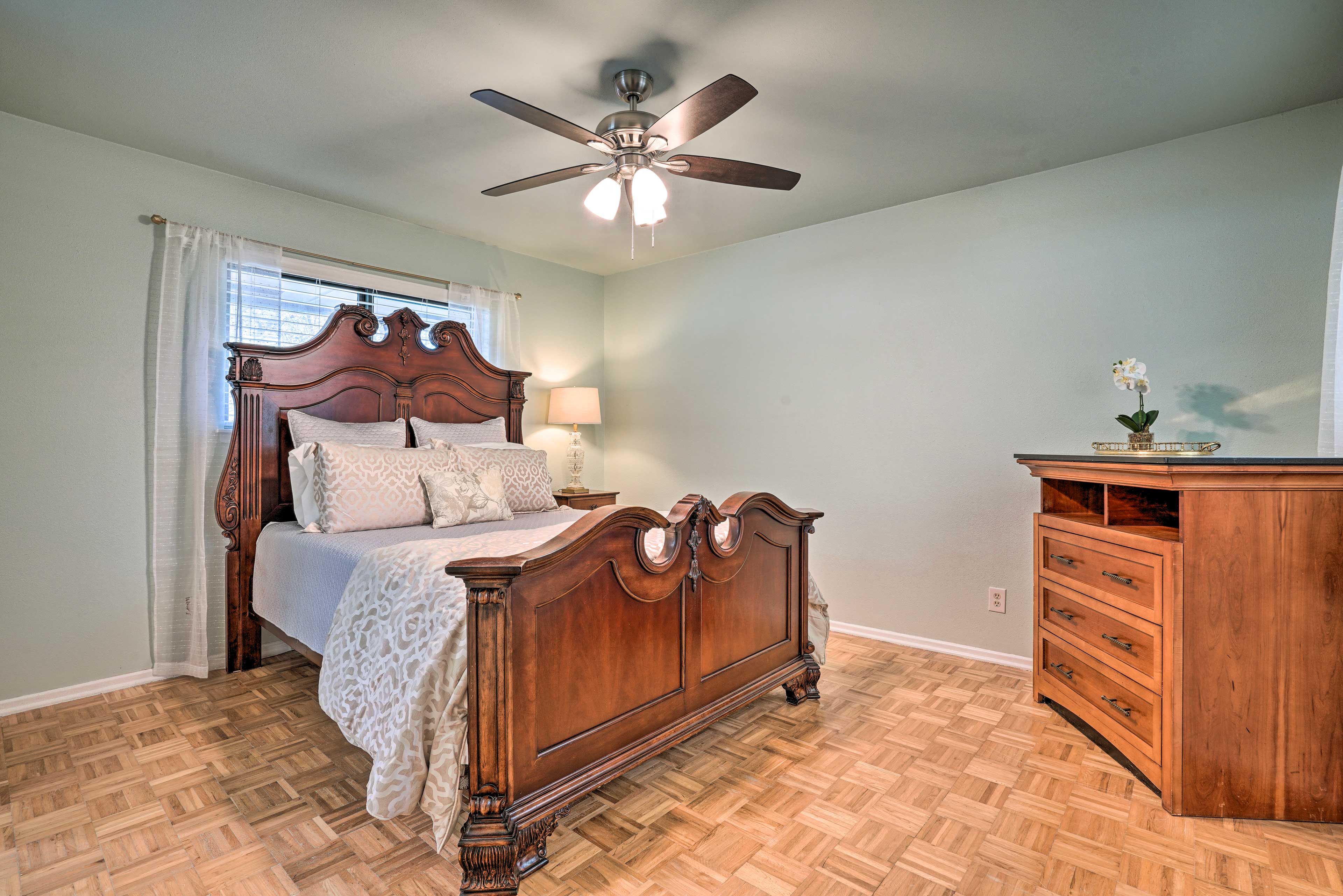 Bedroom 1 | Queen Bed | En-Suite Bathroom