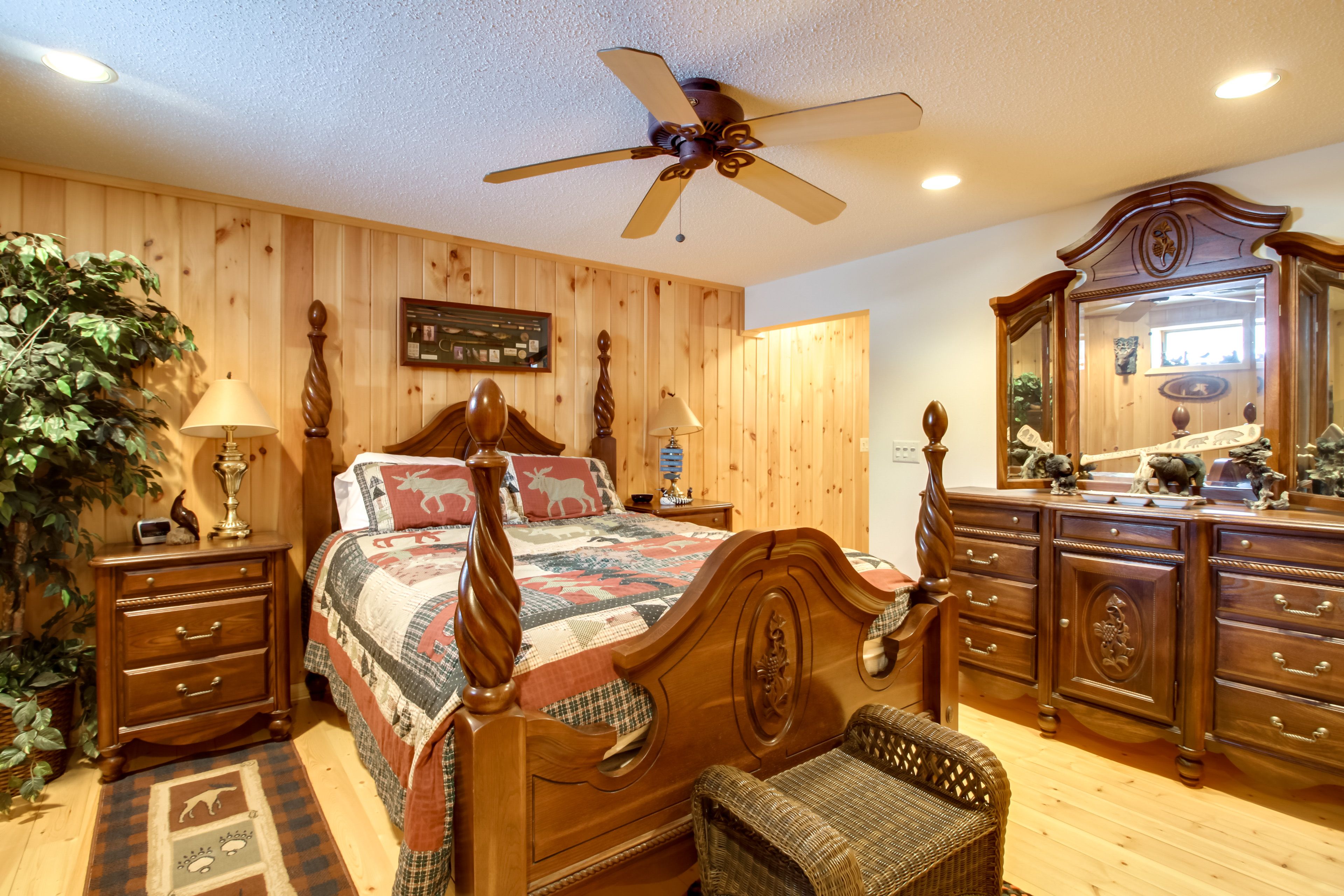Bedroom 2 | Basement | Queen Bed