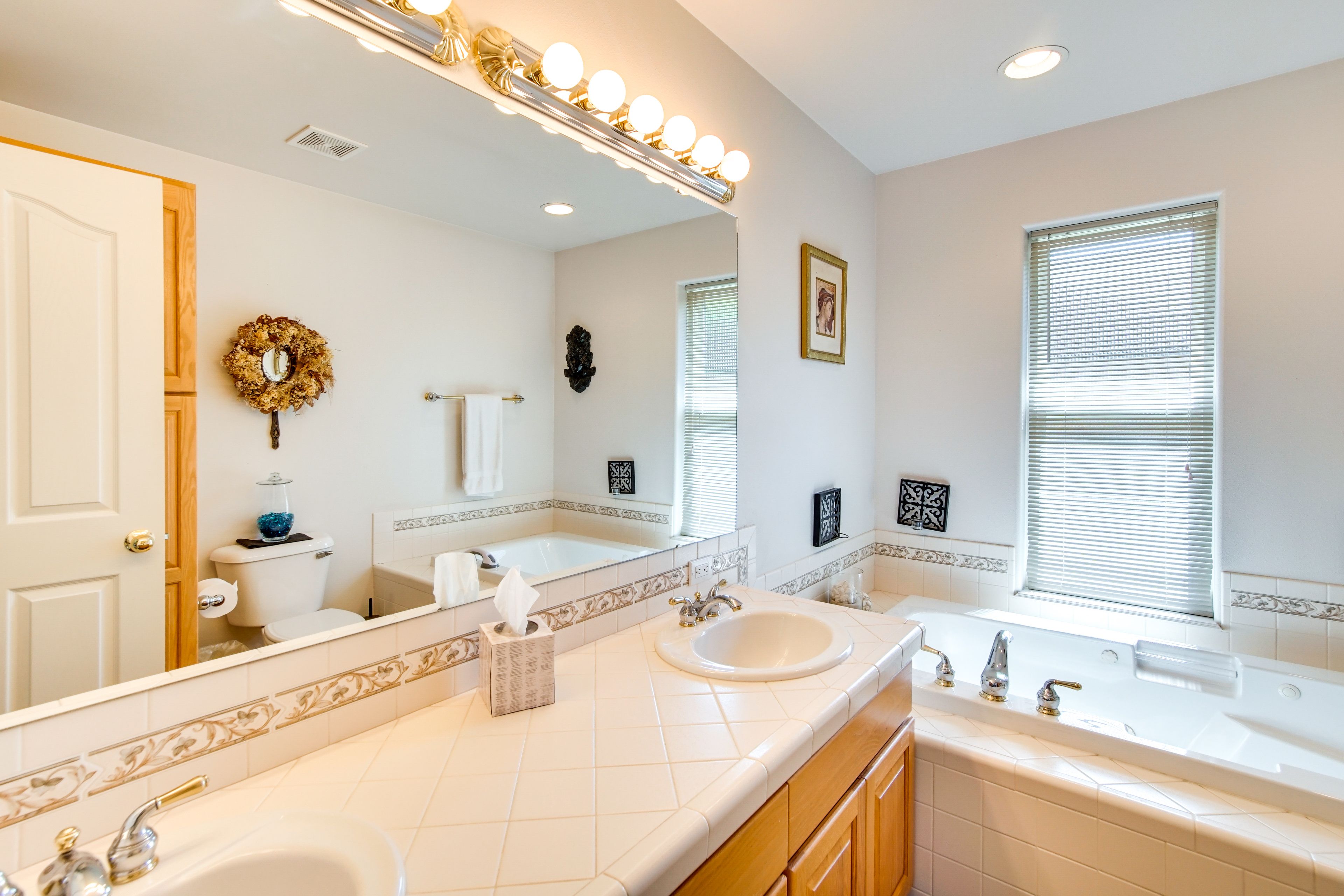 En-Suite Bath | Jetted Tub
