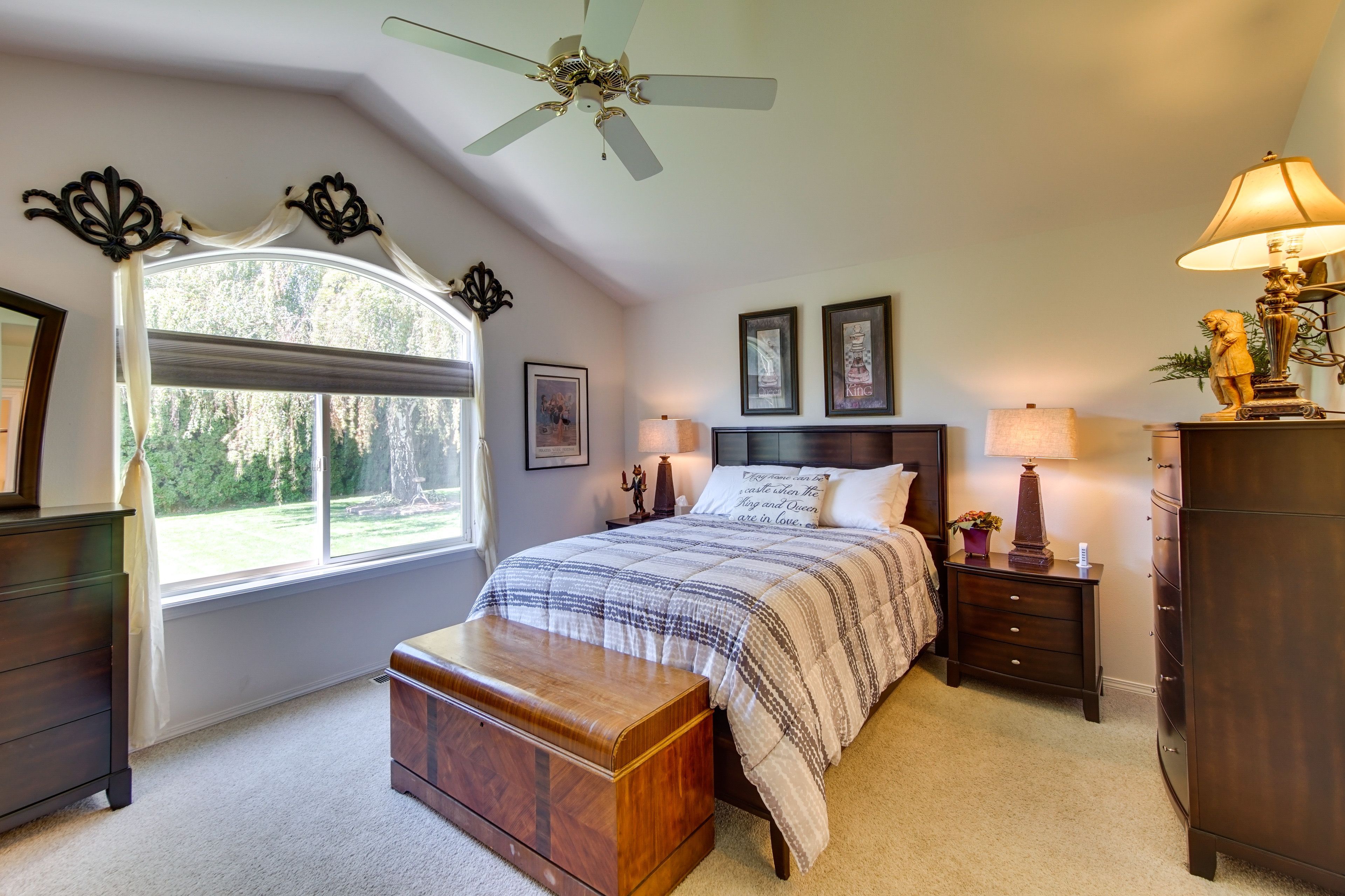 Bedroom Suite | Queen Bed