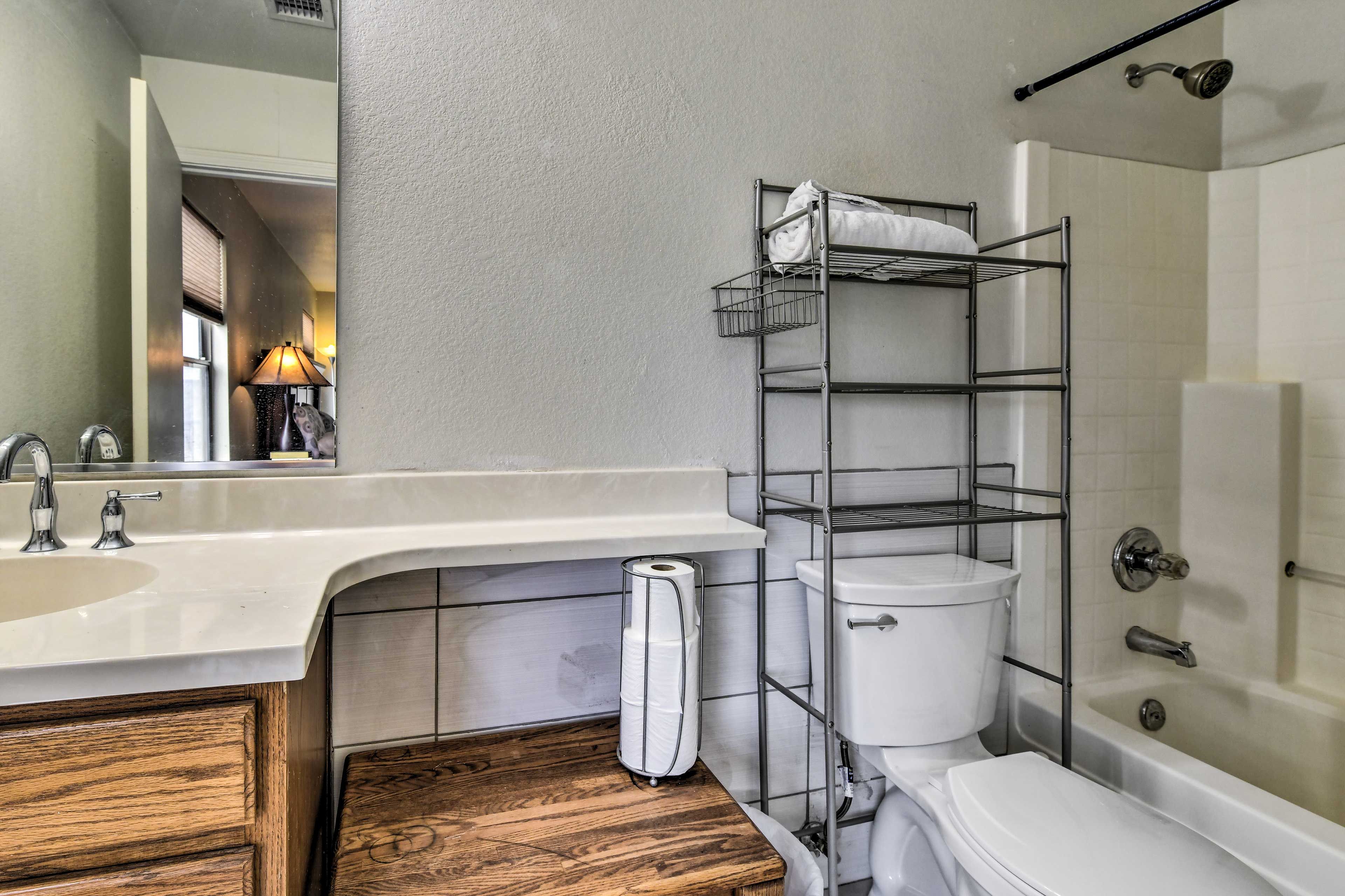Full Bathroom | Towels Provided