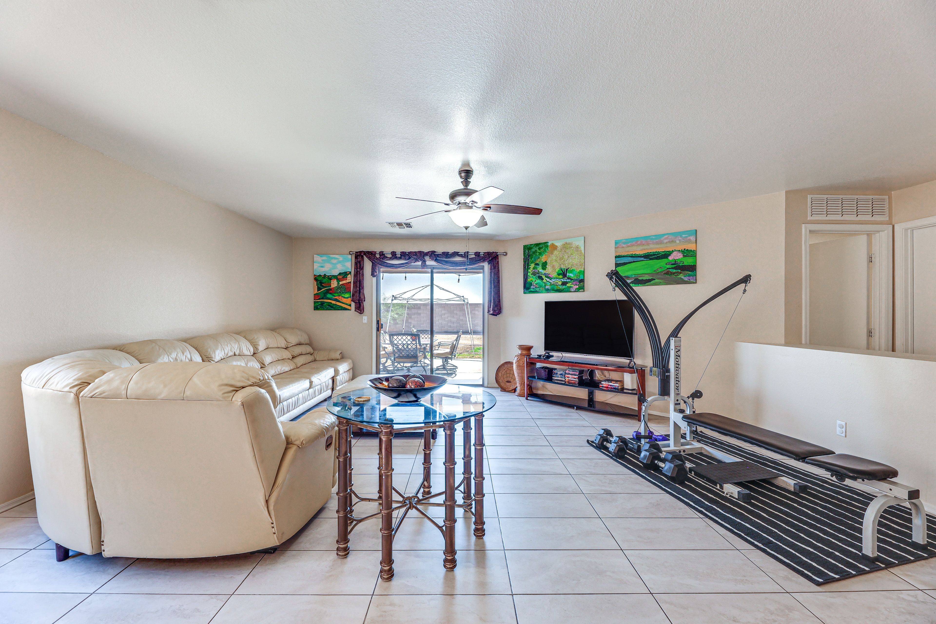 Living Room | Cable TV | Free WiFi | Fitness Equipment