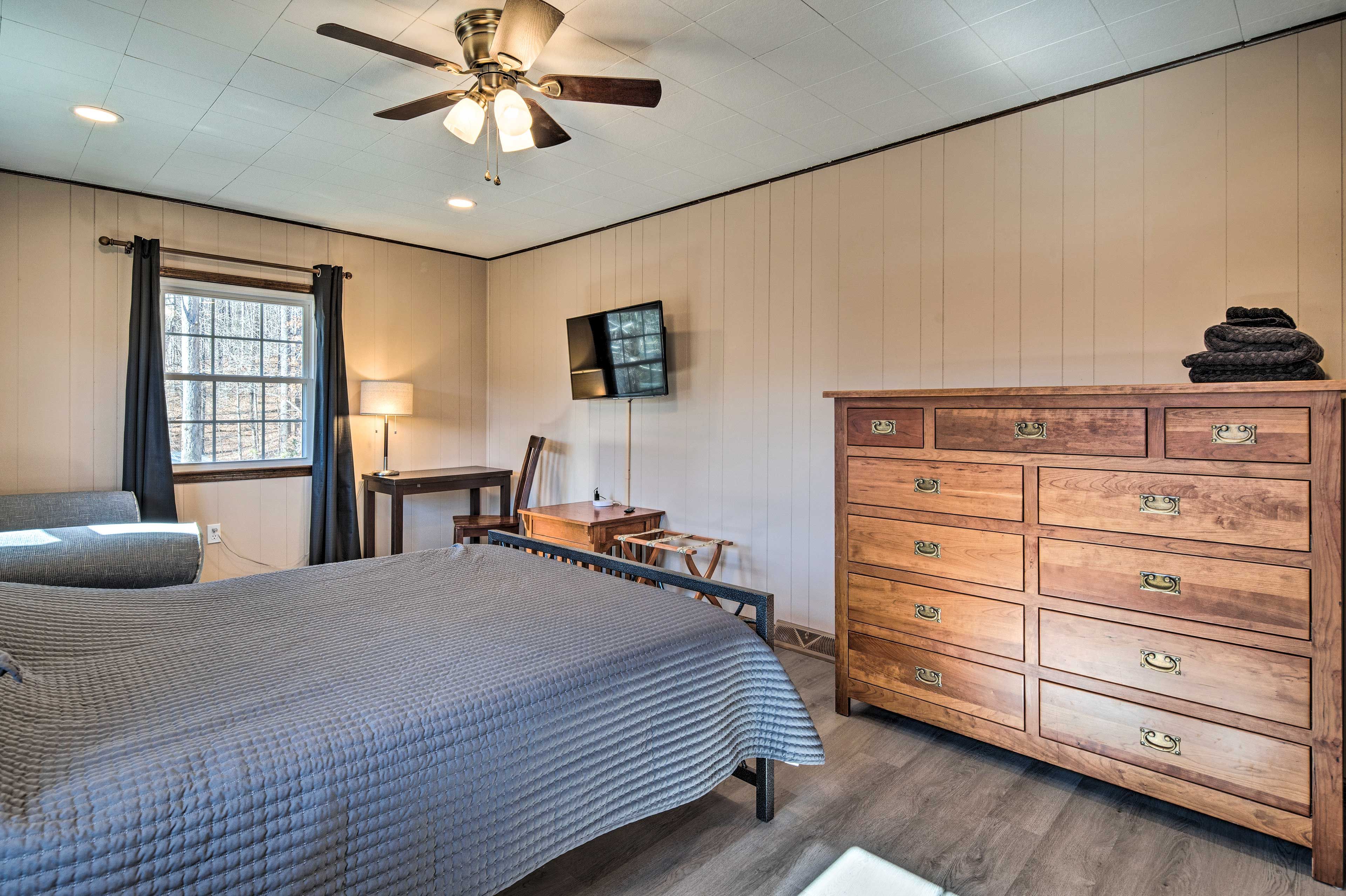 Bedroom 3 | Queen Bed