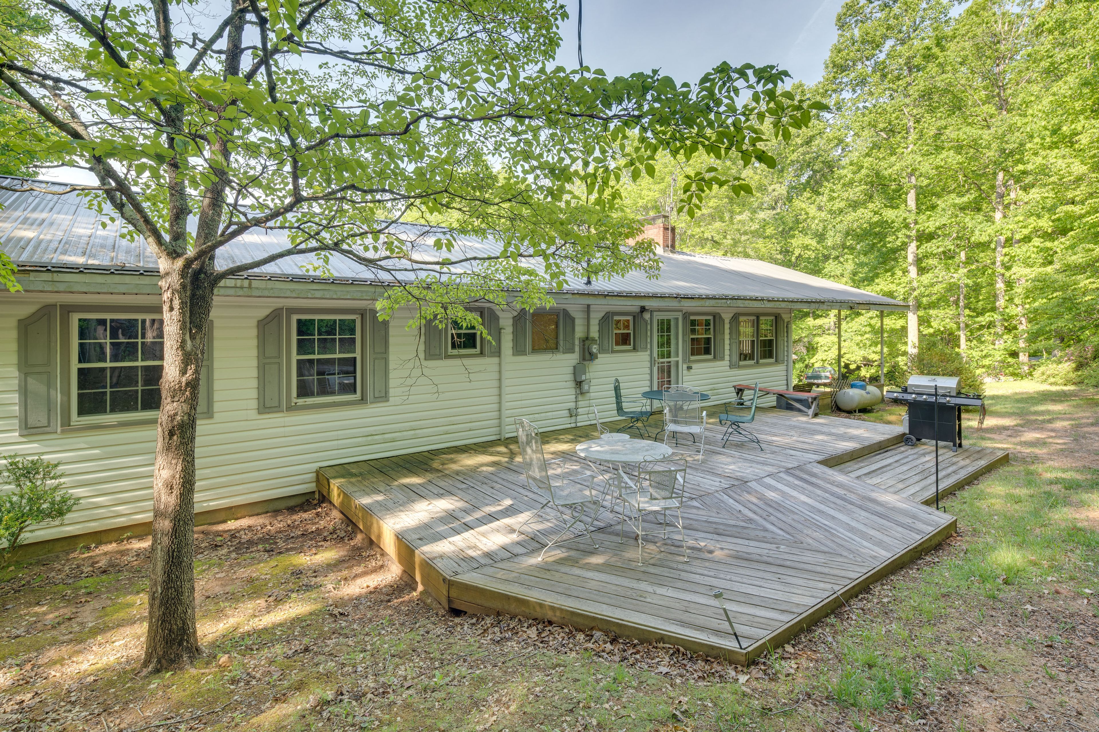 Deck | Dining Areas | Gas Grill