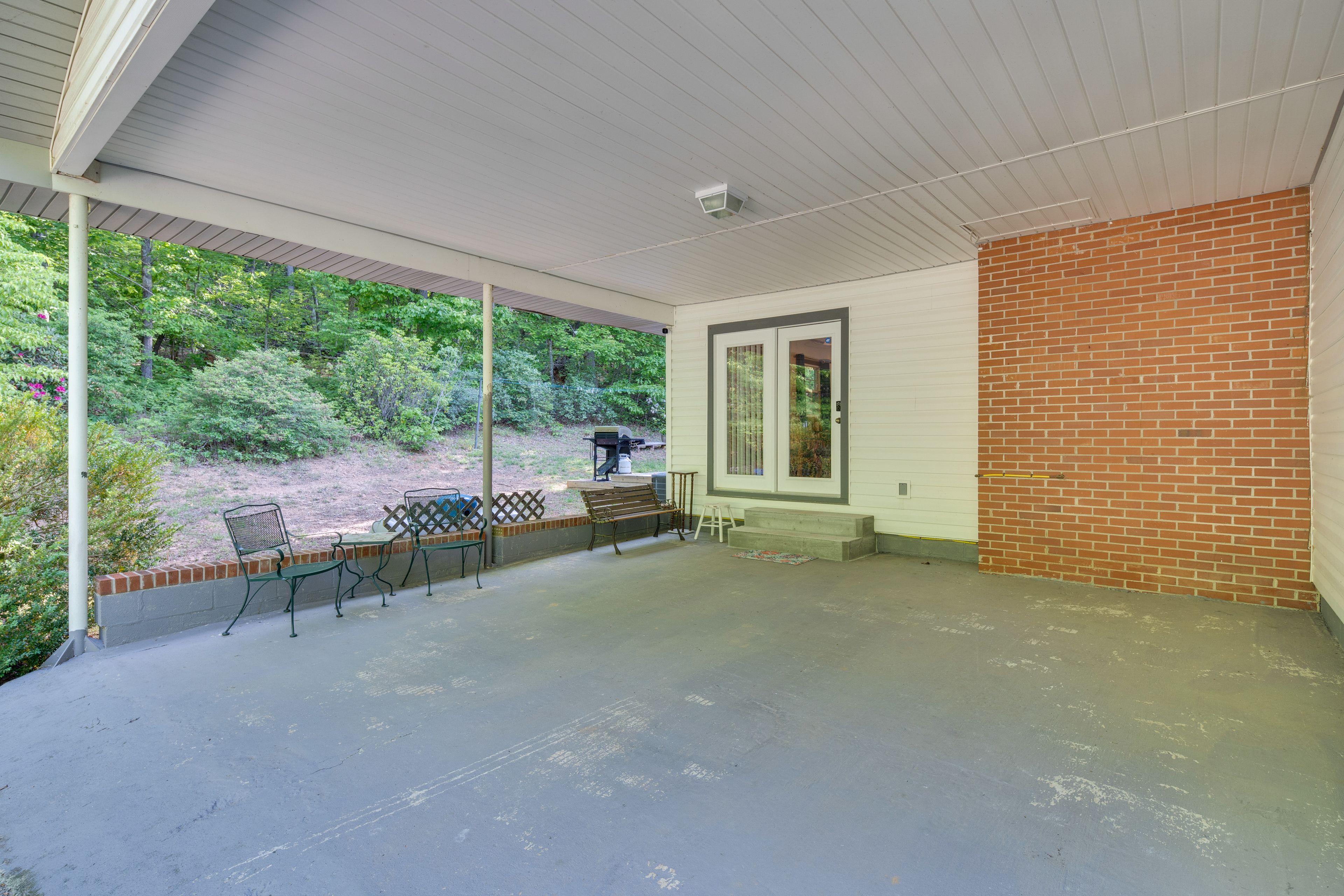Patio | Keyless Entry | 1 External Security Camera (Facing Driveway)