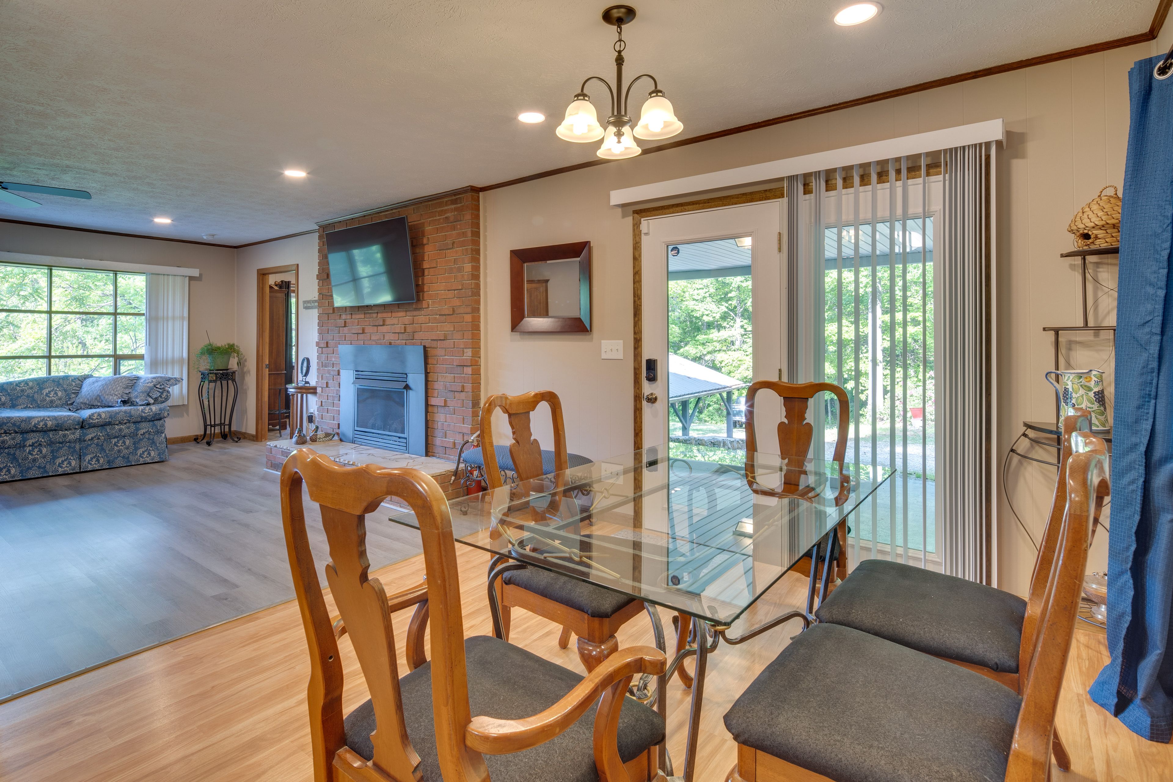 Living Room | Free WiFi | Smart TV | Fireplace