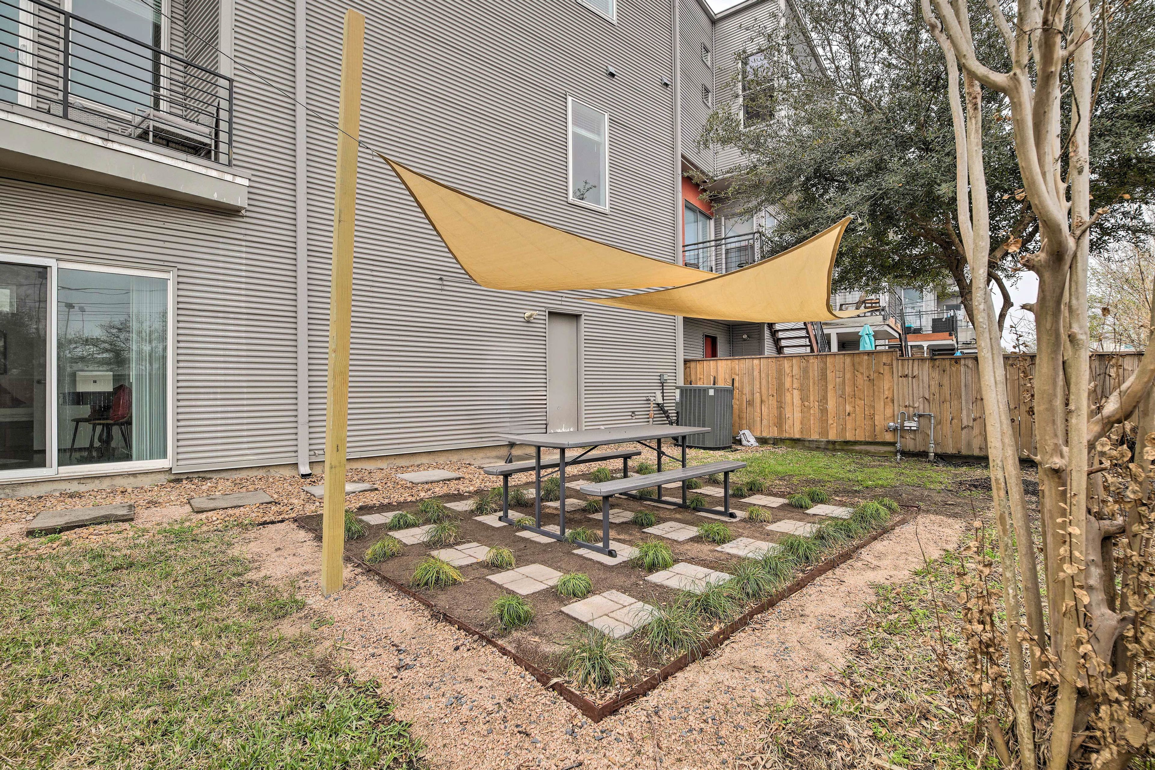 Private Backyard | 4 Mi to Museum District