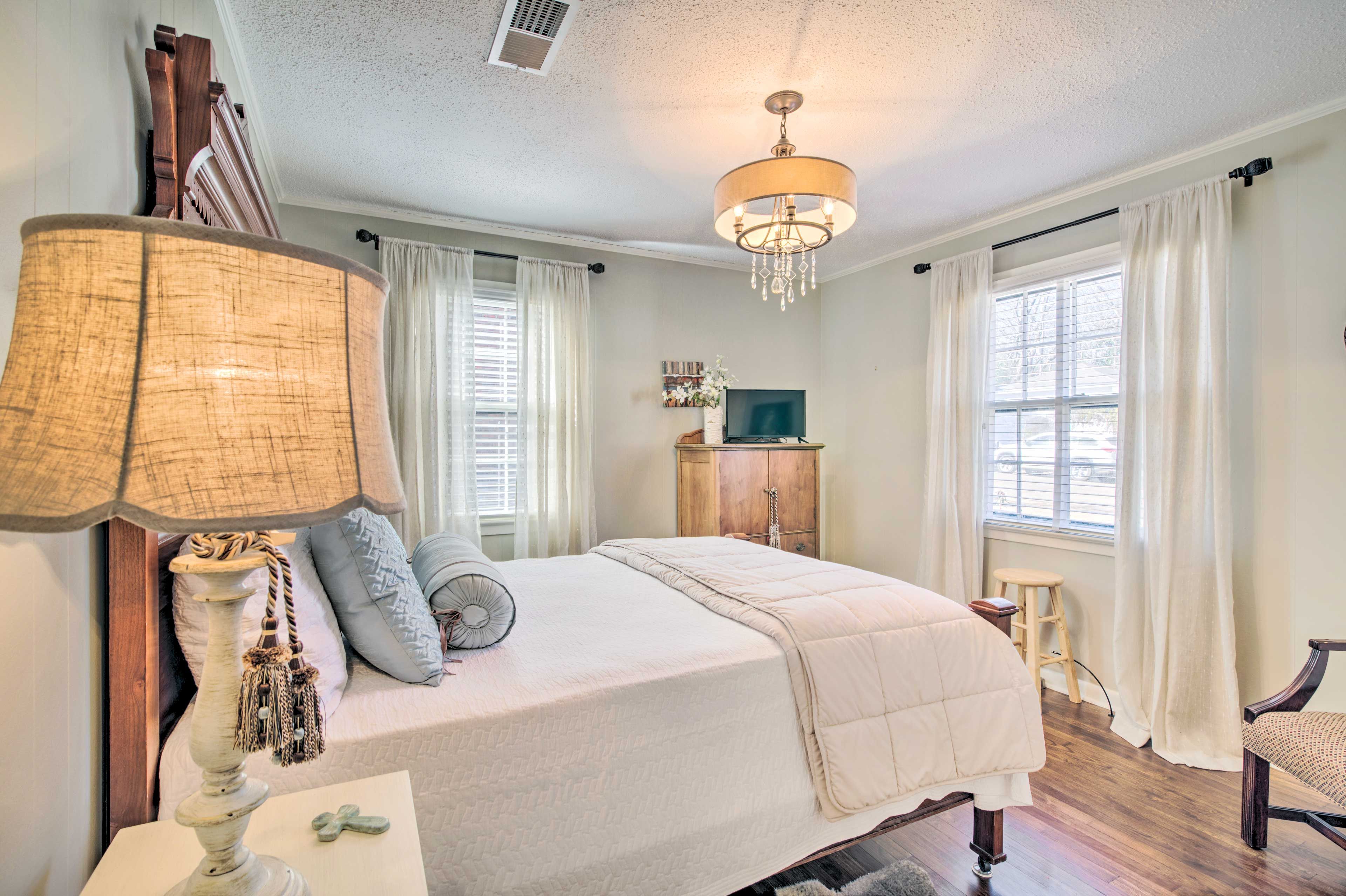 Bedroom 1 | Queen Bed
