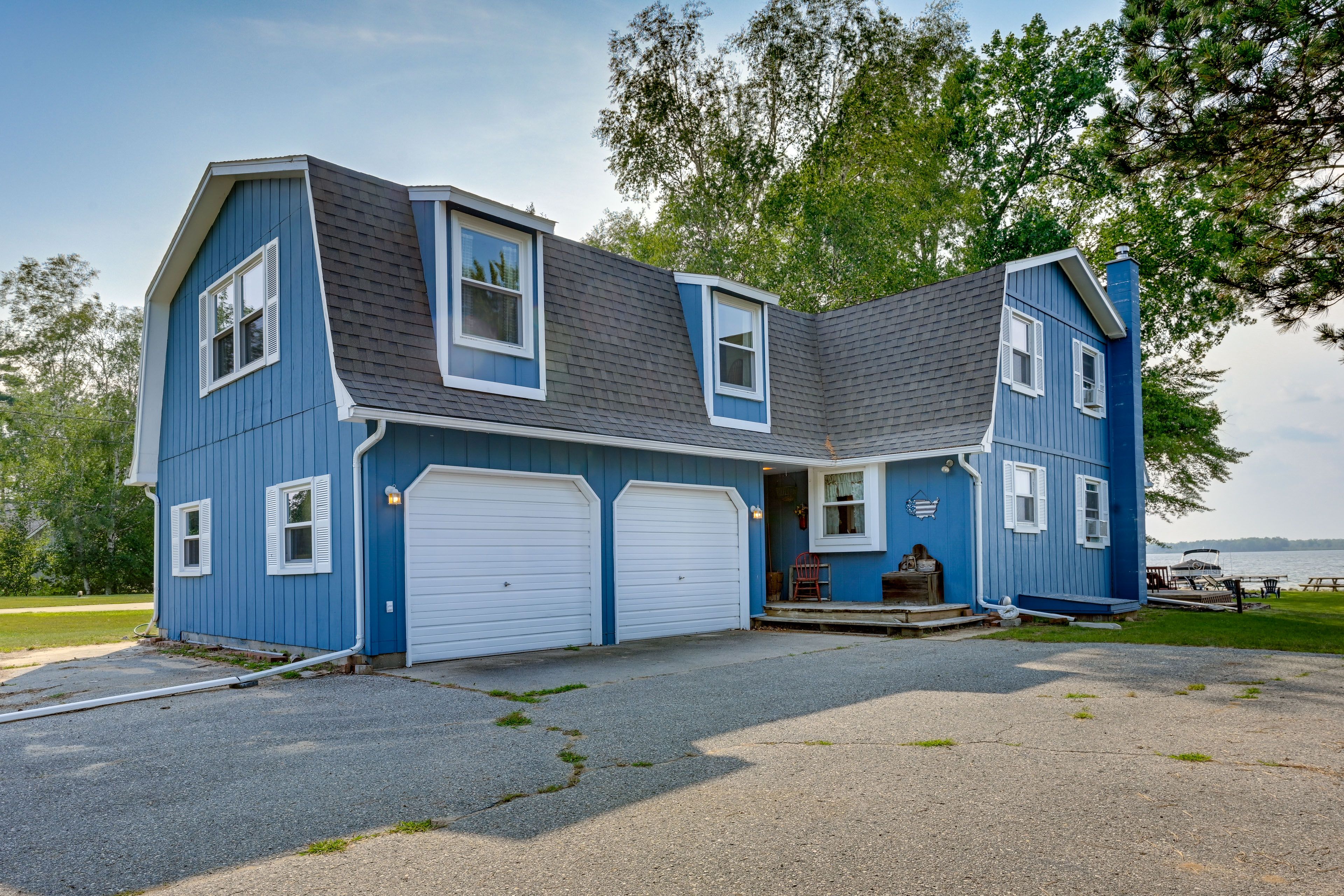 Parking | Driveway (4 Vehicles) | RV/Trailer Parking | Free Street Parking