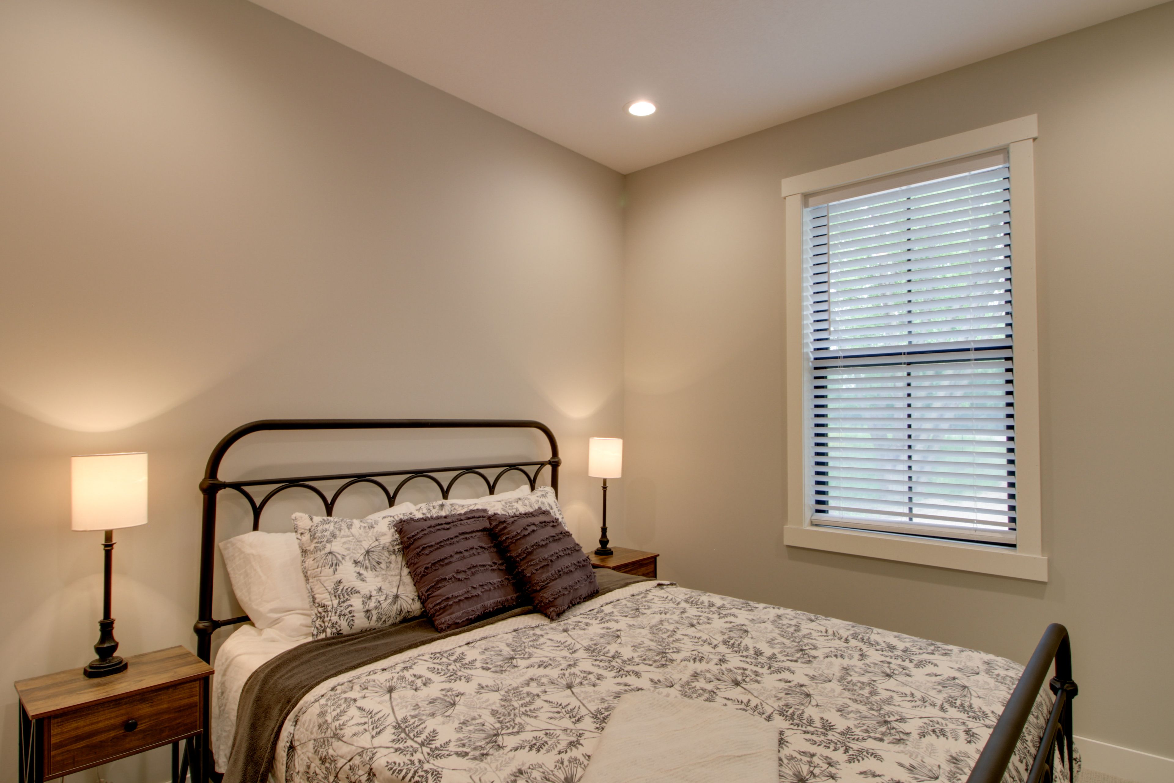 Bedroom 3 | Queen Bed