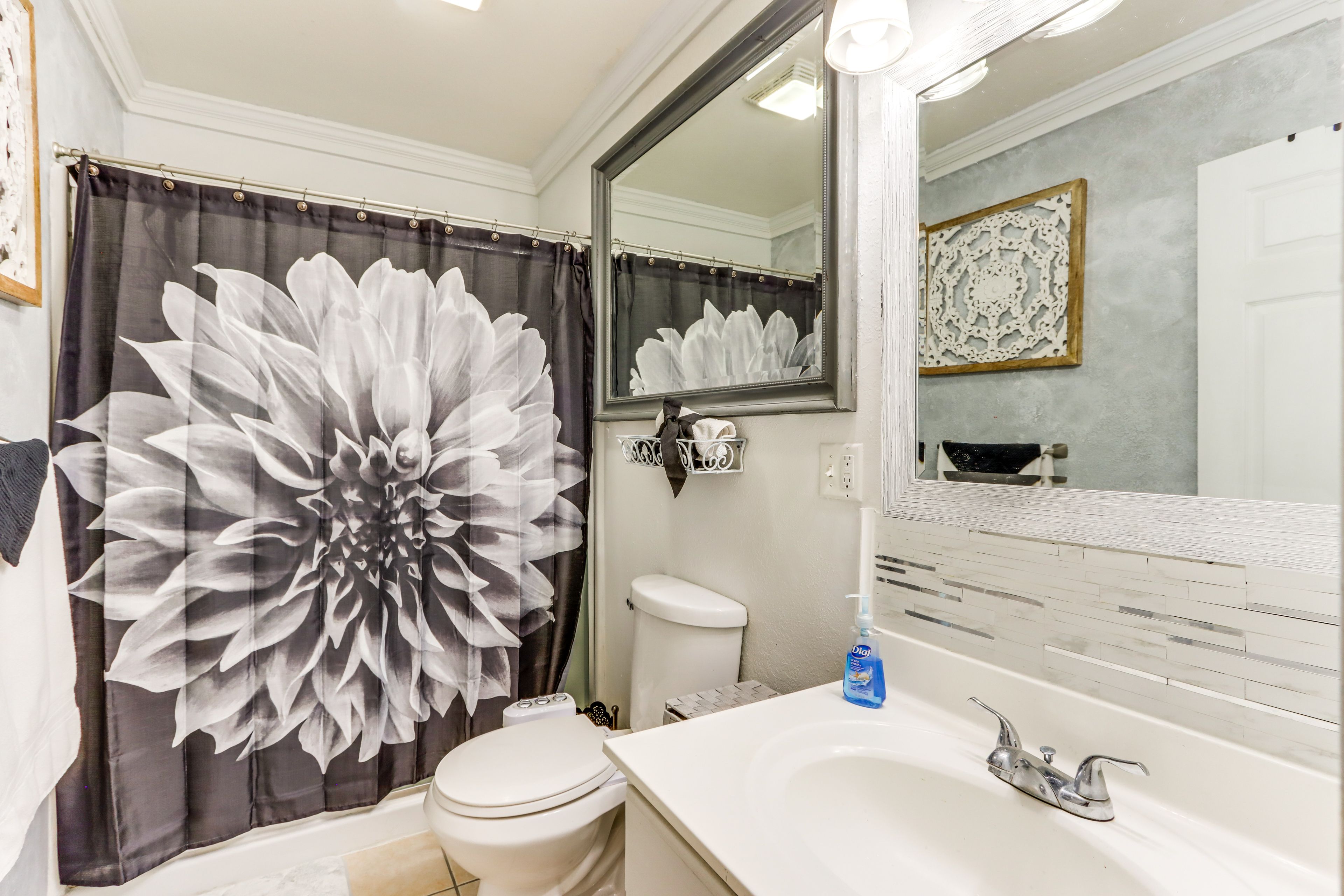 Full Bathroom | Towels Provided