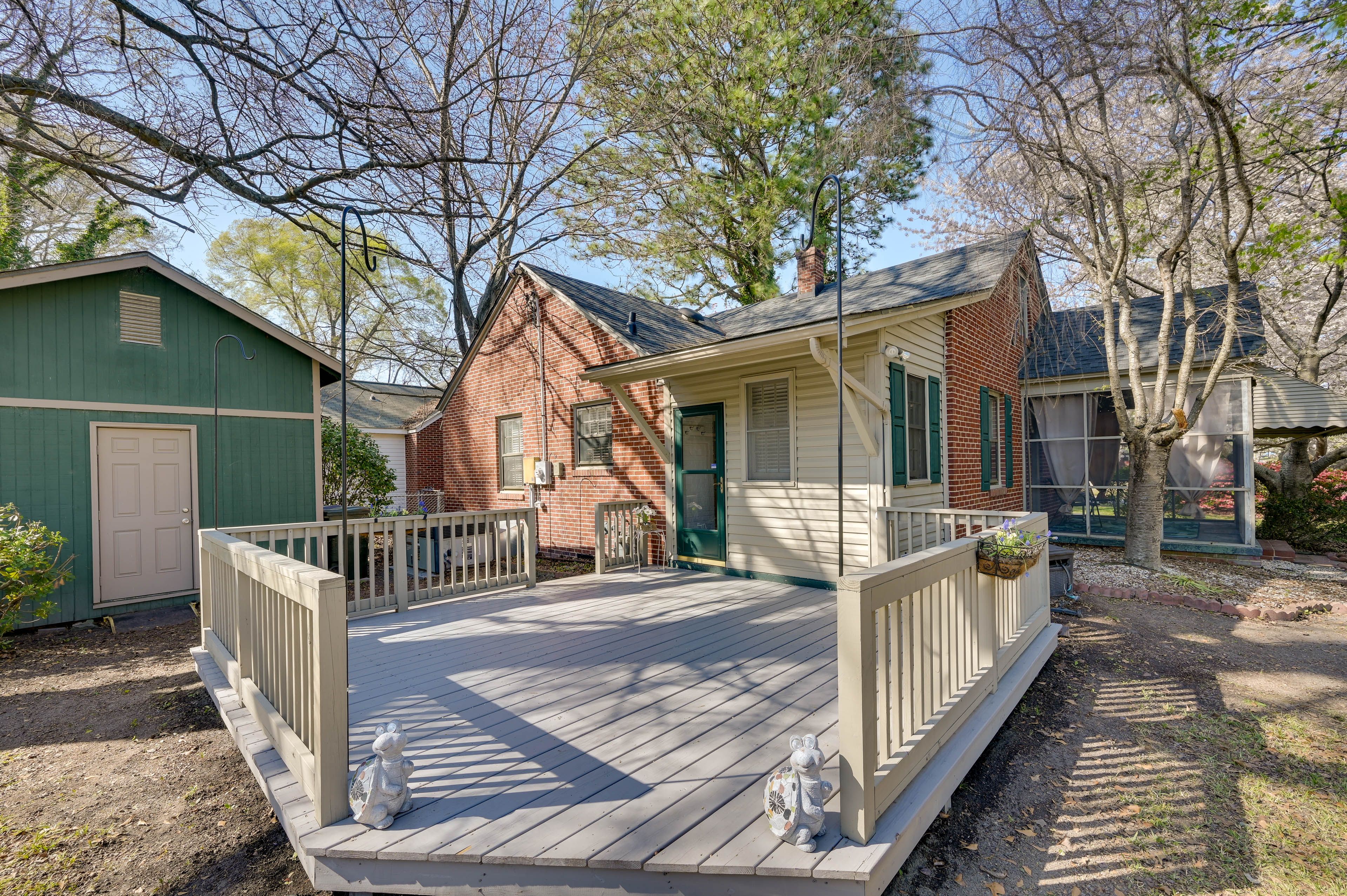 Goldsboro Vacation Rental | 2BR | 1BA | 1,090 Sq Ft | 2 Steps Required