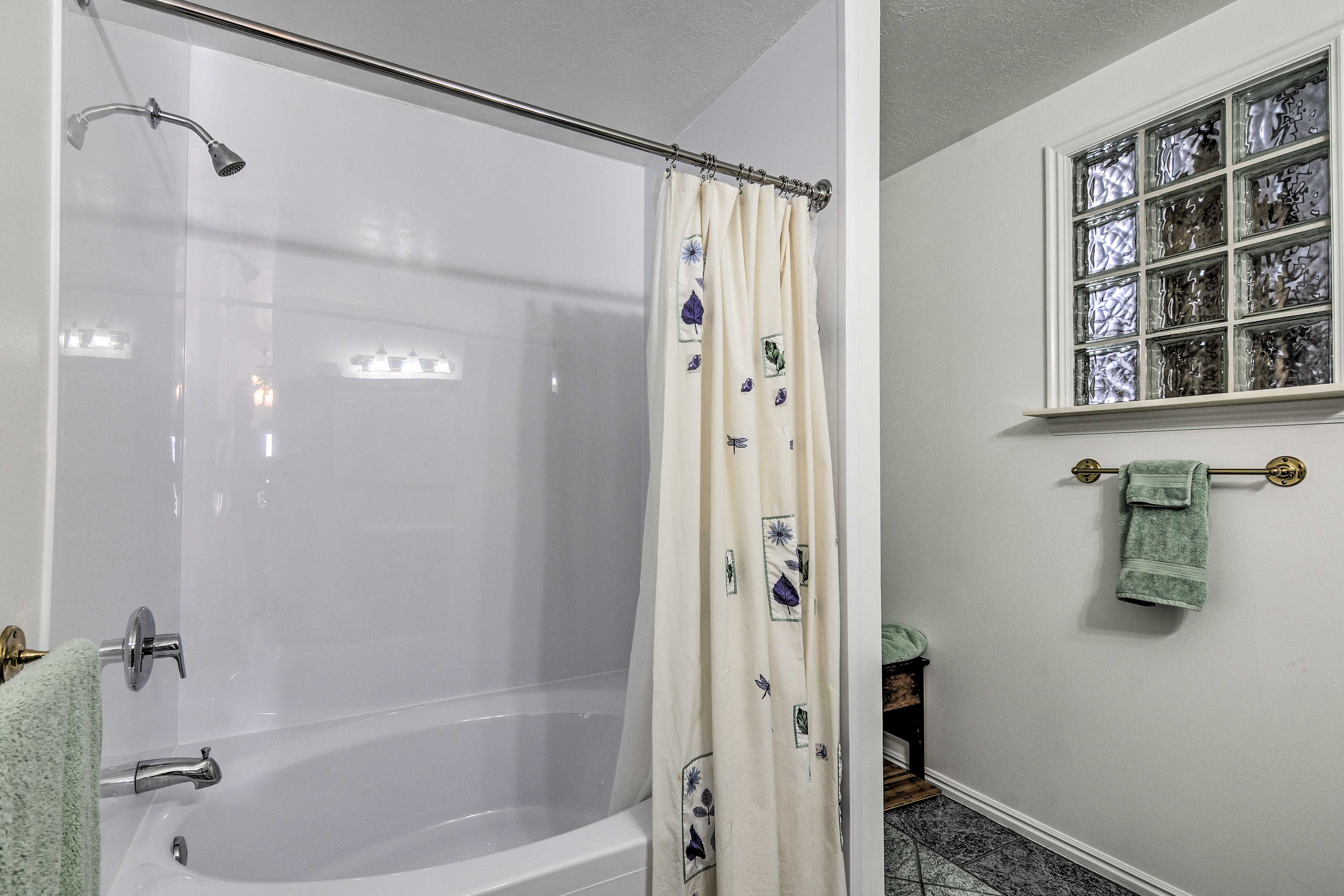Full Bathroom | Shower/Tub Combo | Hair Dryer | Towels Provided