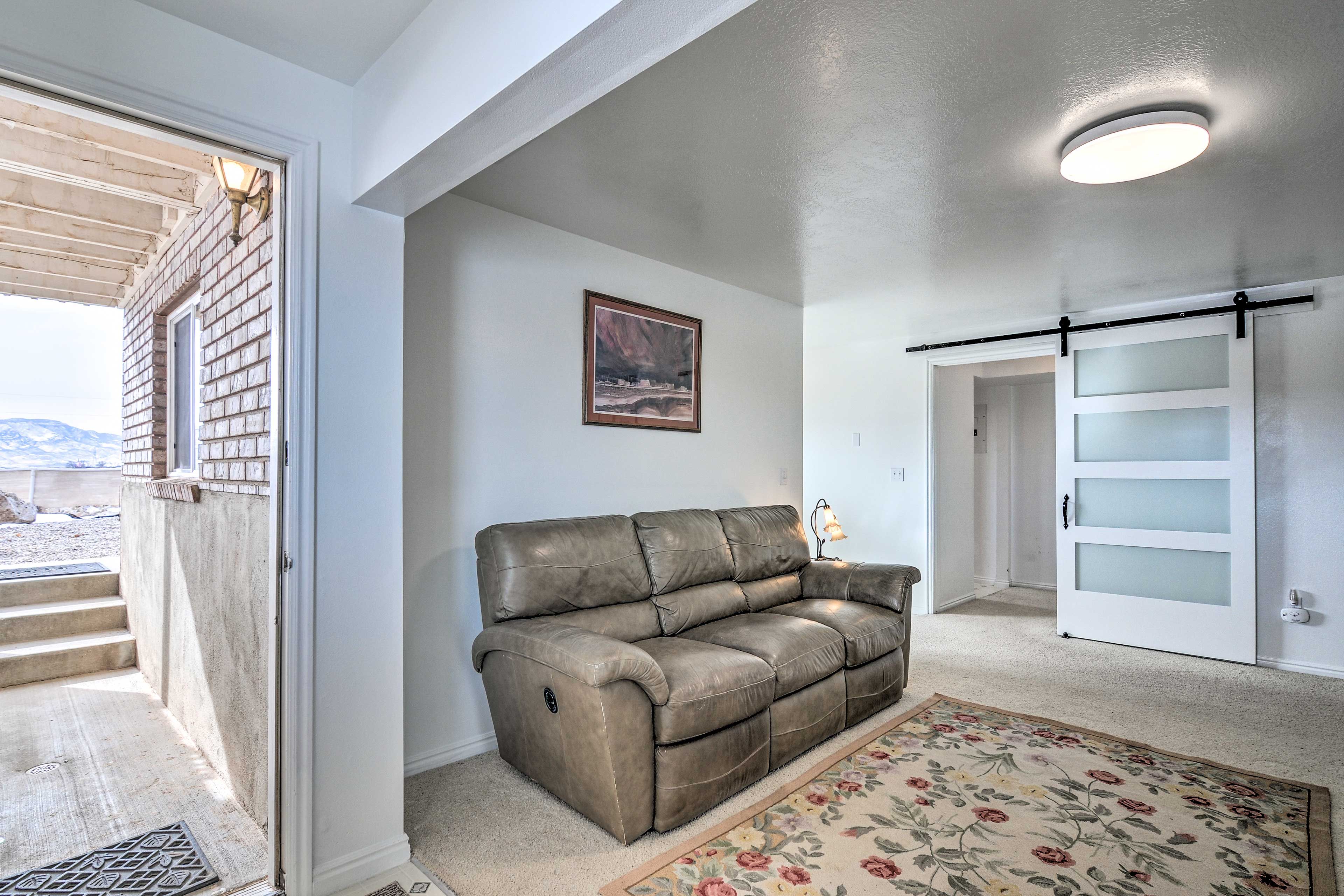 Living Space | Free WiFi | Smart TV | Games | Central A/C & Heat