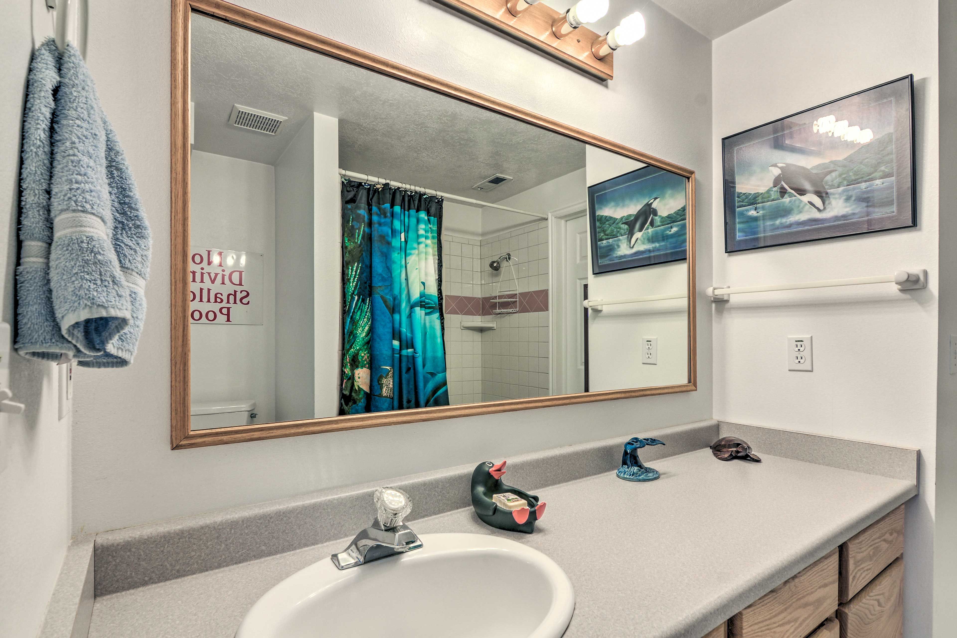 Full Bathroom | Shower/Tub Combo | Towels Provided | Hair Dryer | Toiletries