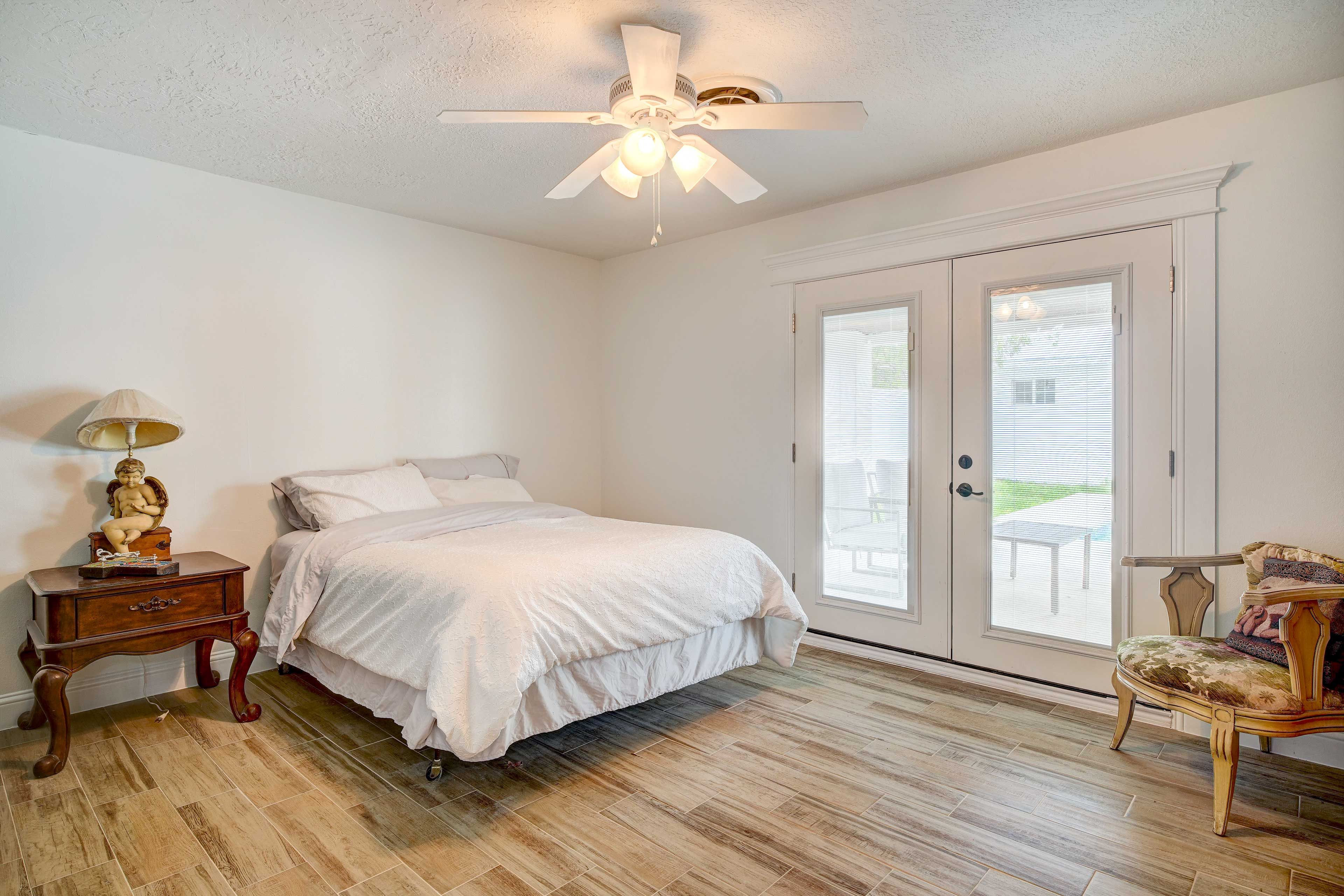 Bedroom 1 | Main Level | Queen Bed | Linens Provided