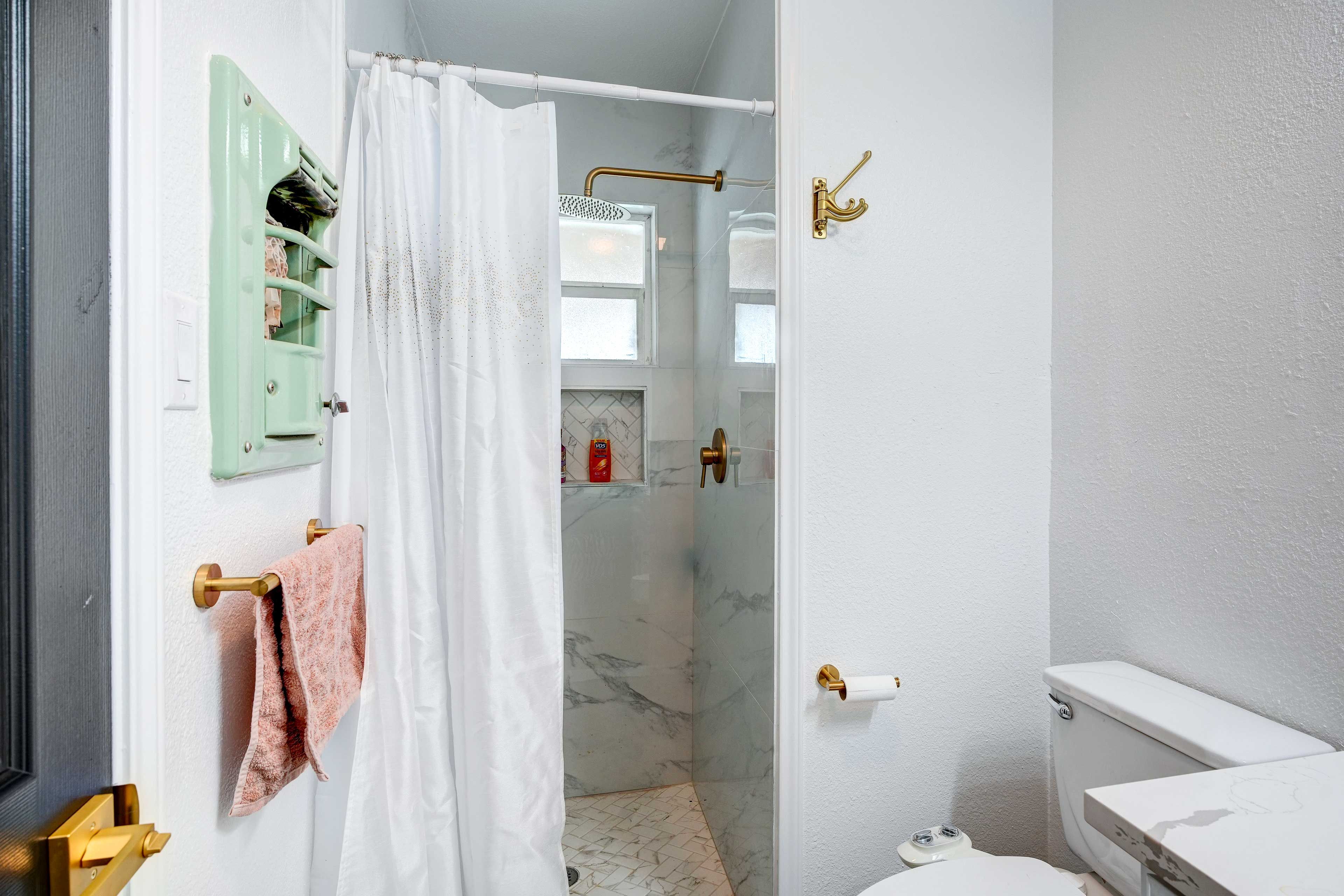 En-Suite Bathroom | Main Level | Towels Provided
