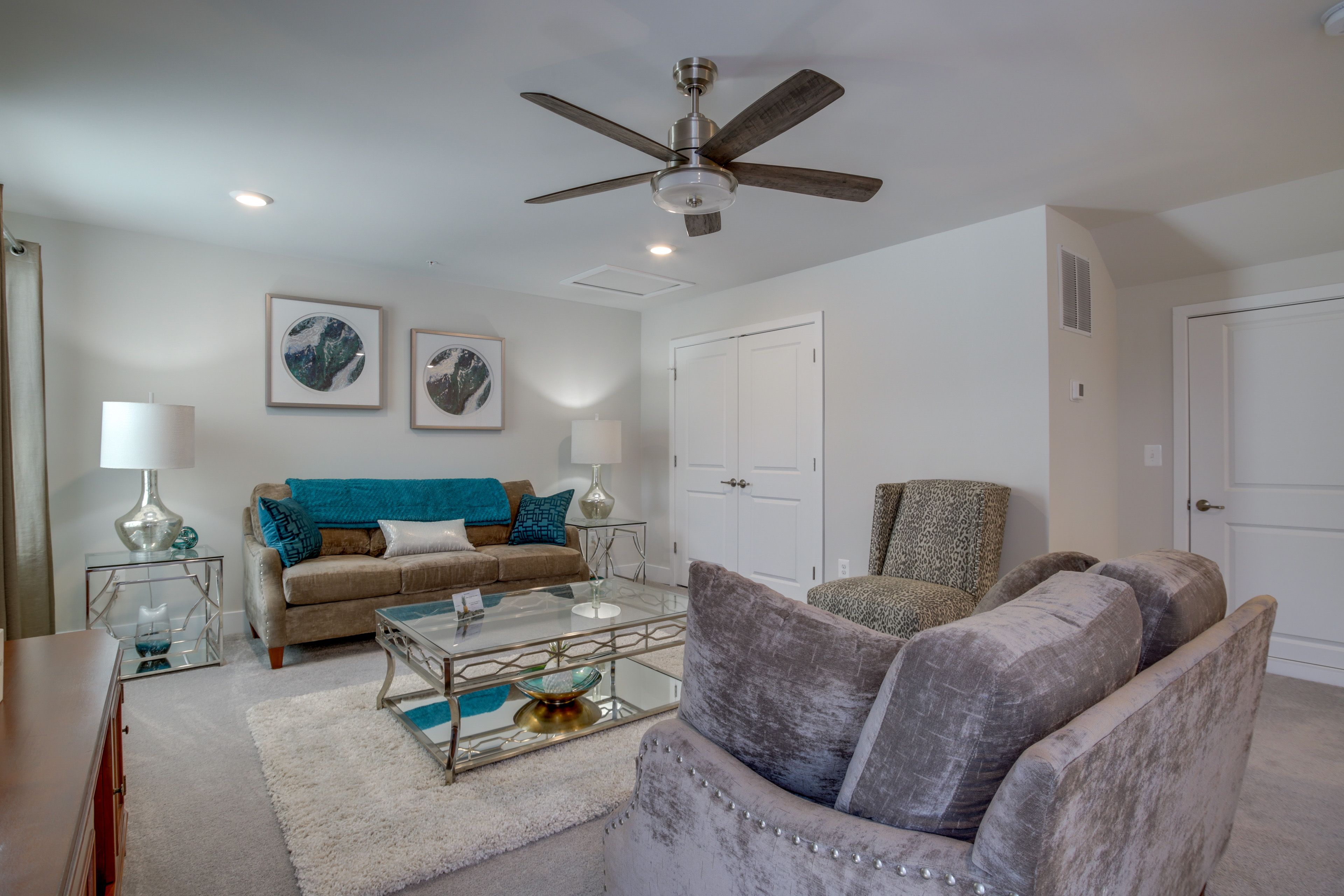 Living Area | Smart TV | Workstation w/ Monitors | 4th Floor