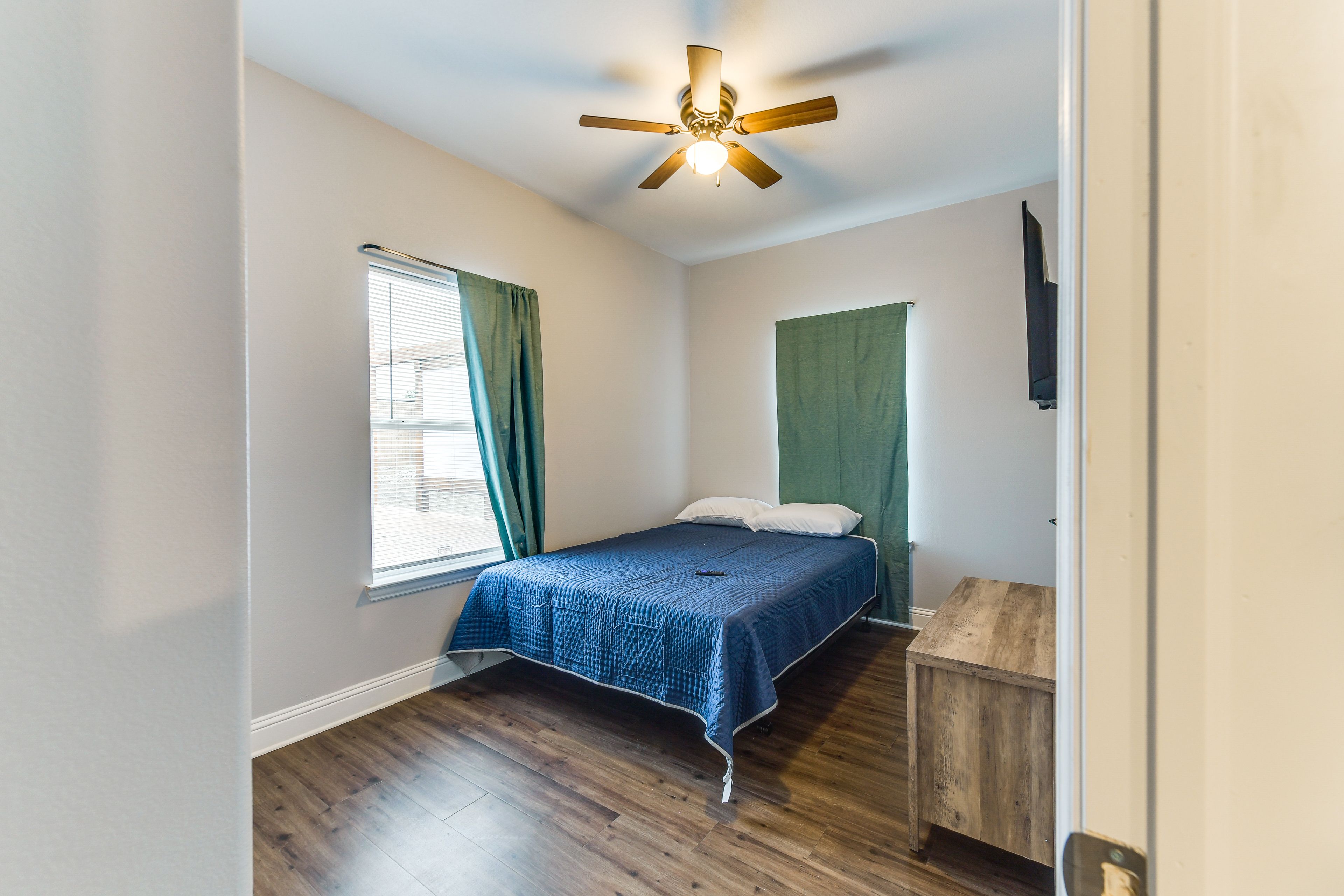 Bedroom 2 | Queen Bed | Smart TV