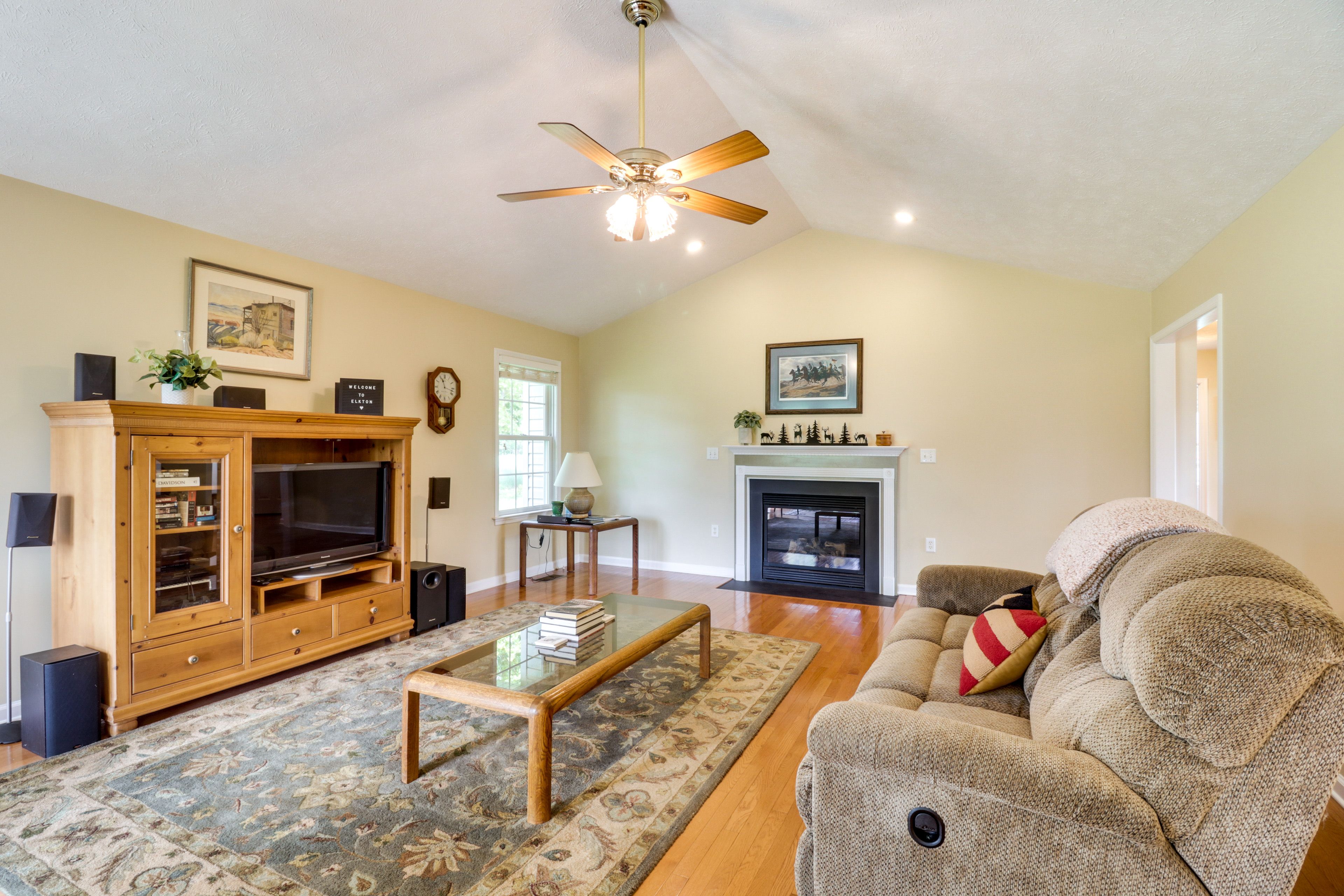 Living Room | Central A/C | Laptop Friendly