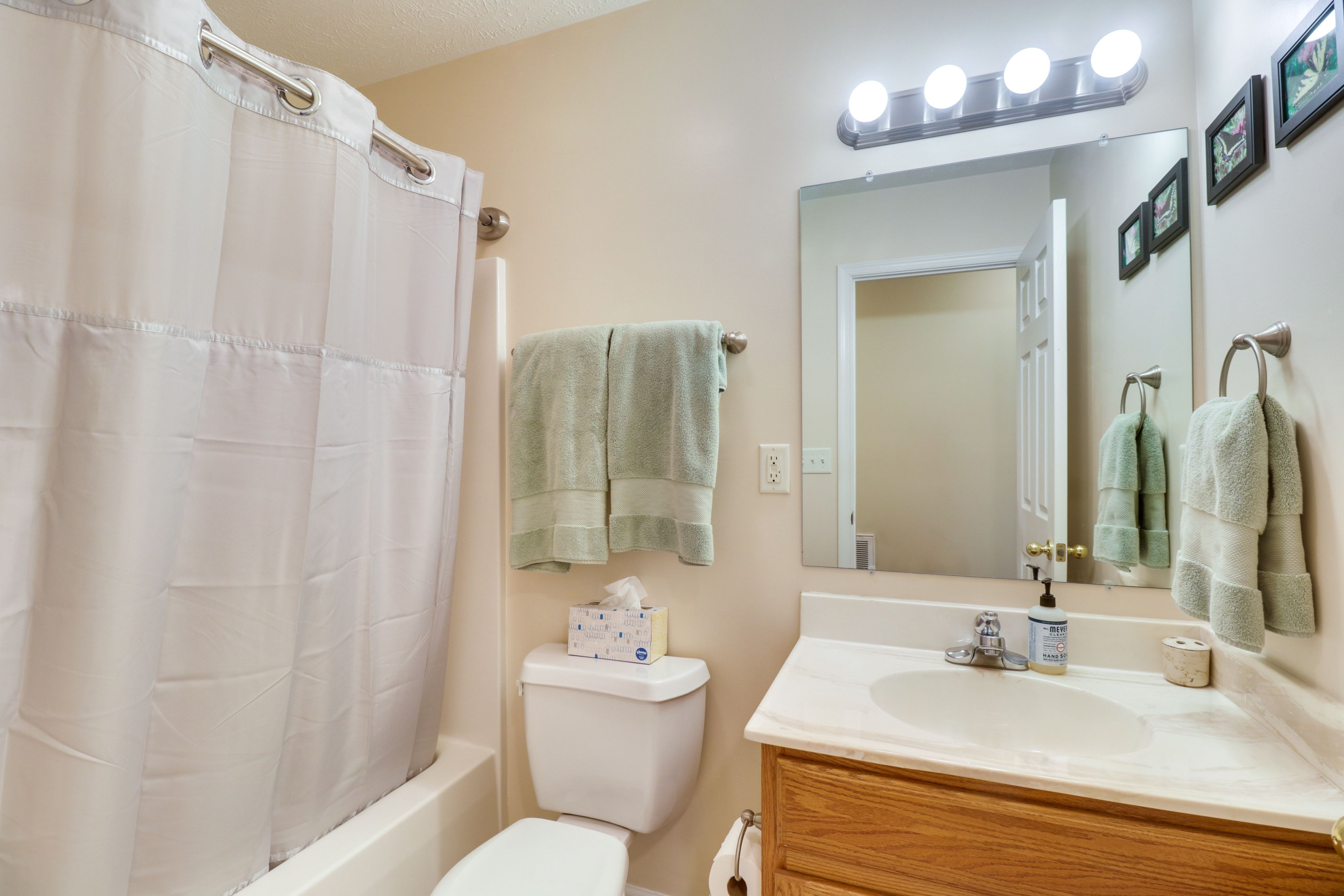 Full Bathroom | Complimentary Toiletries