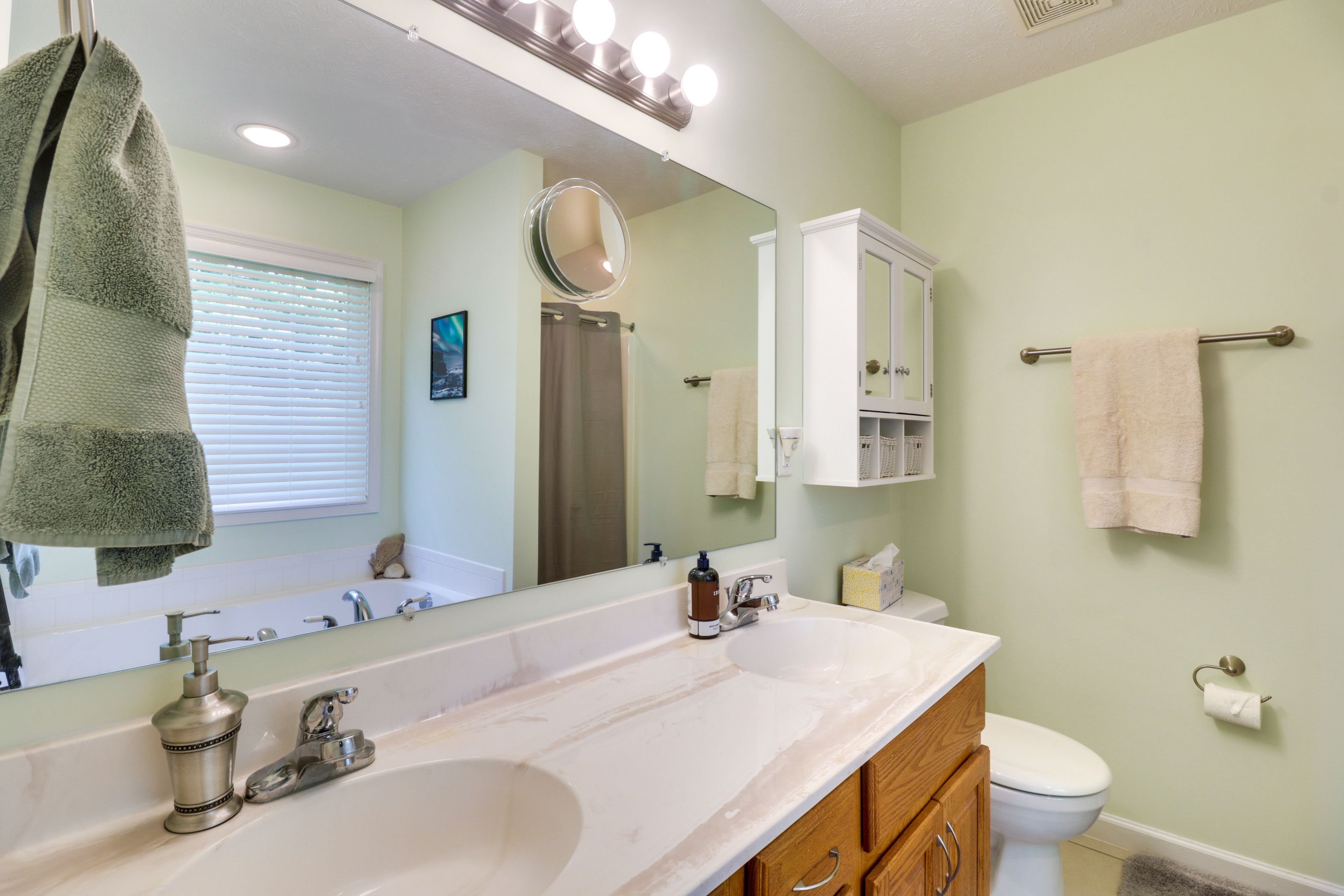 En-Suite Bathroom | Towels Provided | Jetted Tub