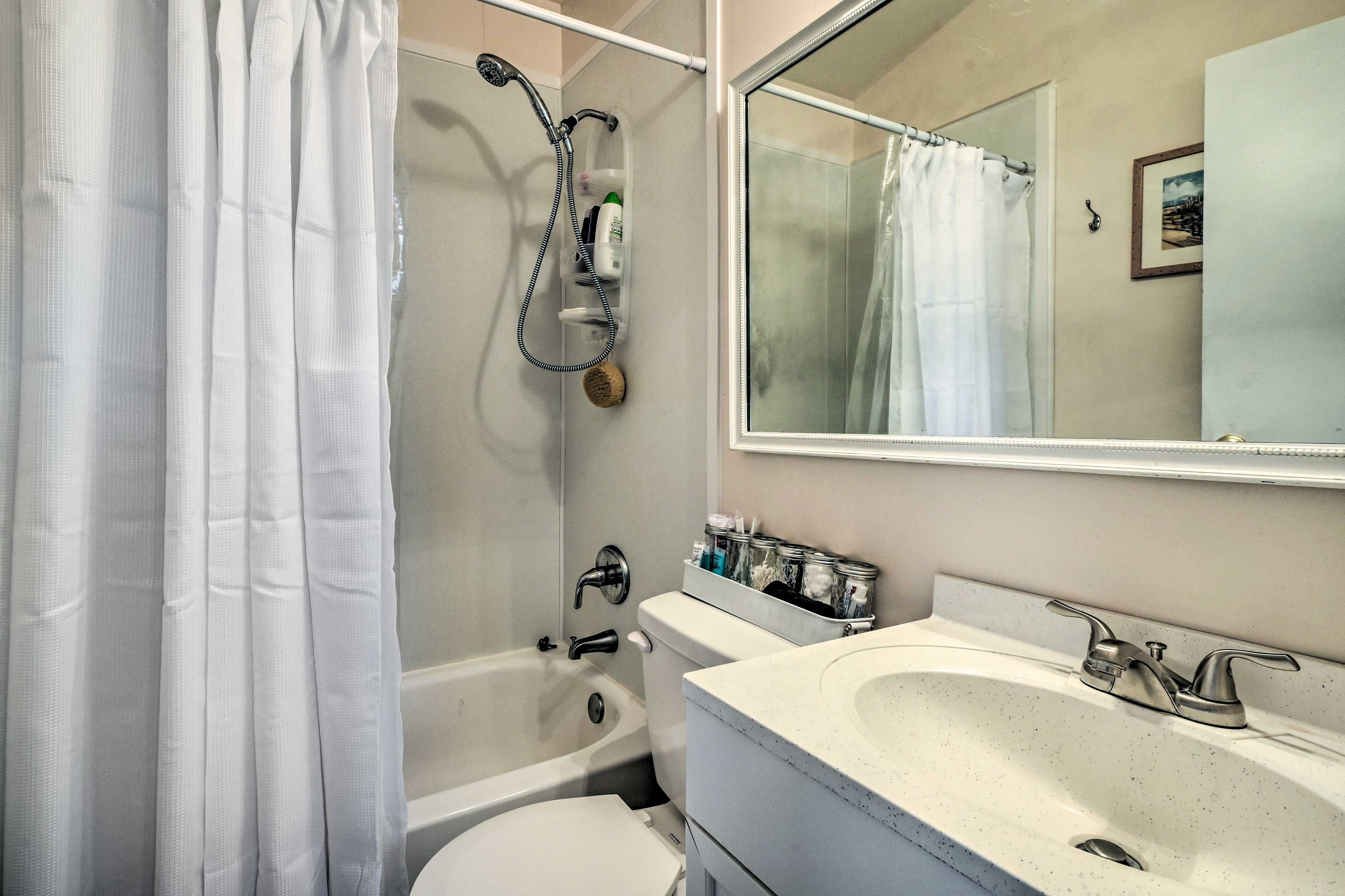 Full Bathroom | Towels Provided | Complimentary Toiletries