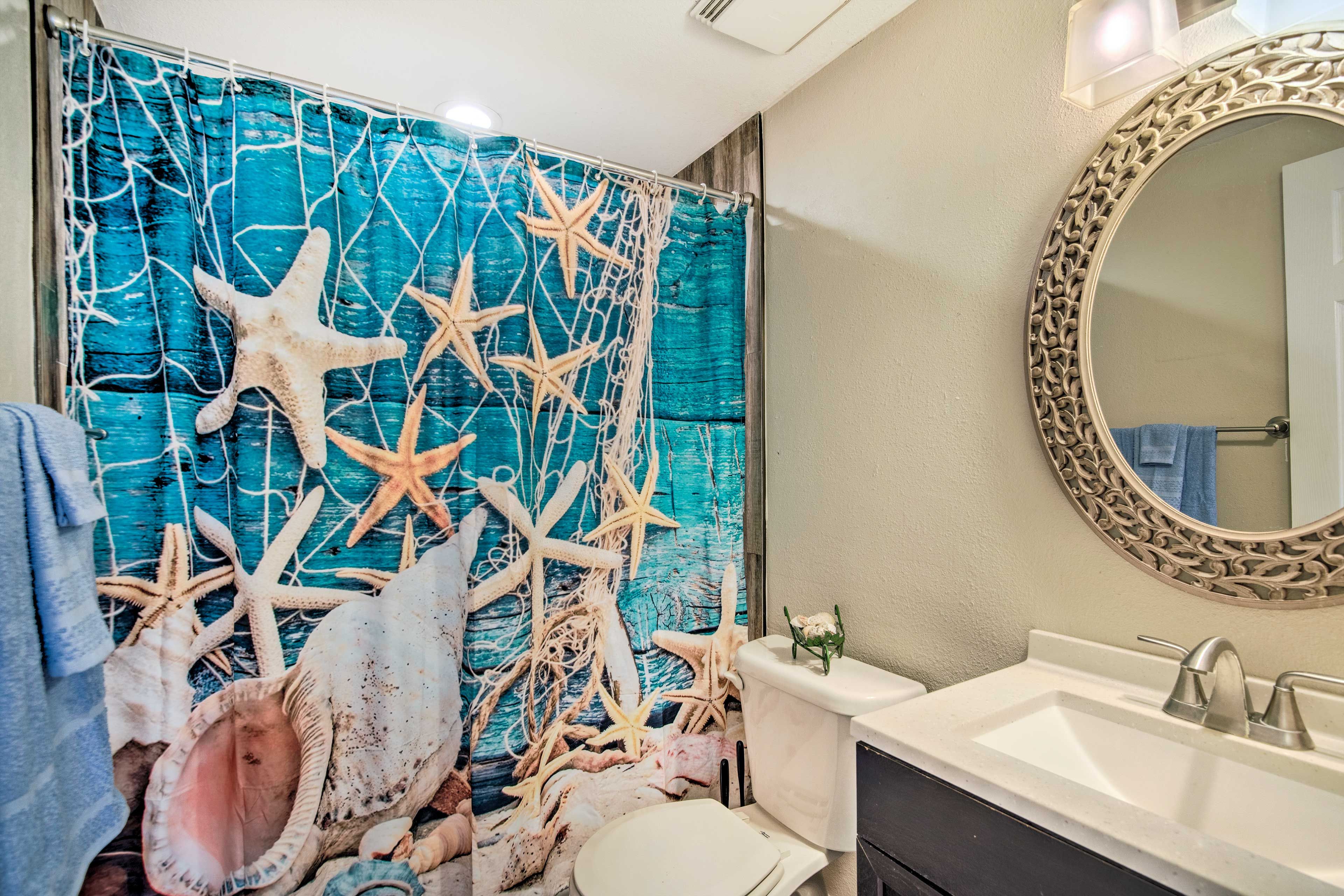 Full Bathroom | Main Level | Towels Provided