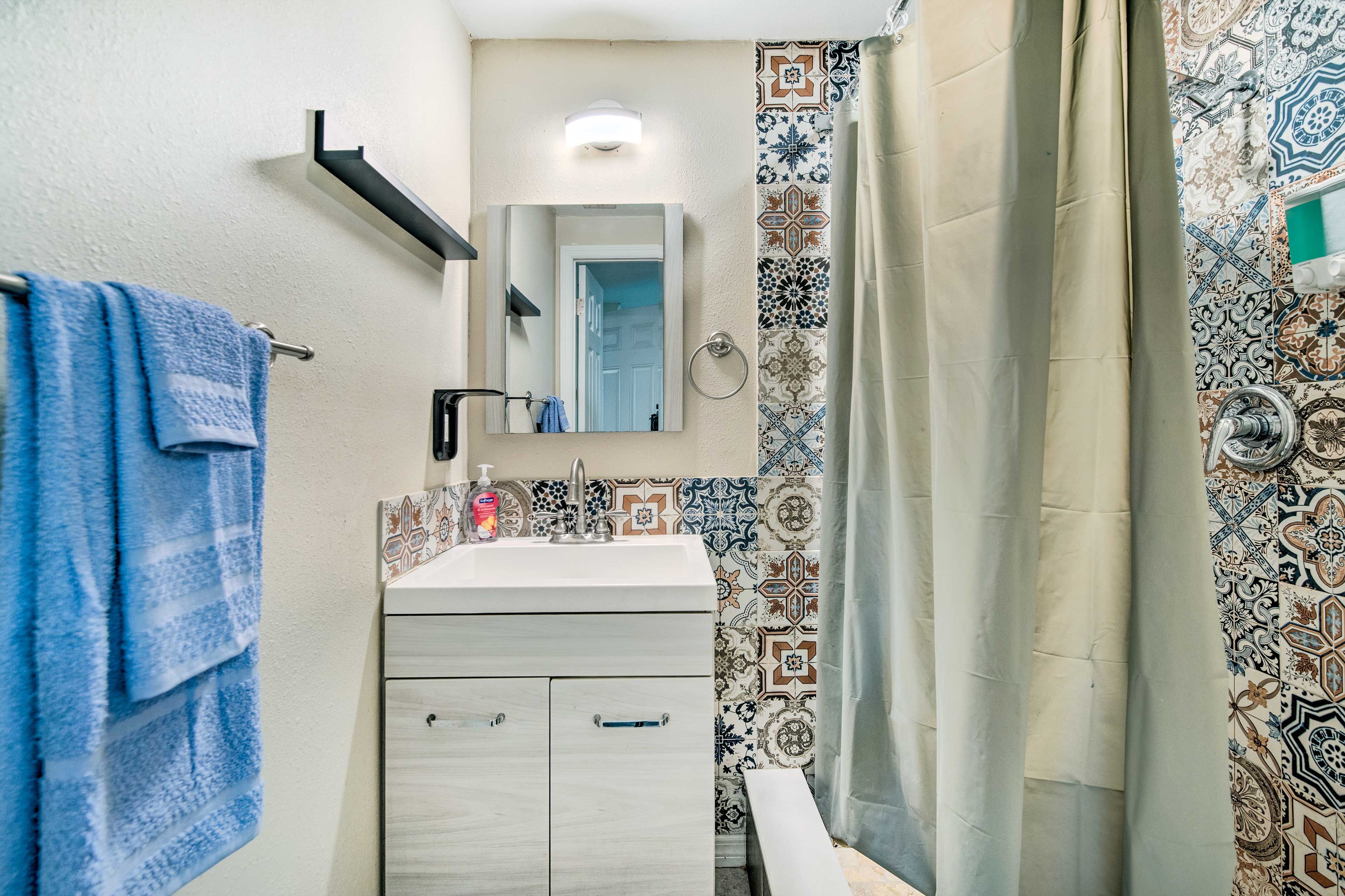 Full Bathroom | Garage | Complimentary Toiletries