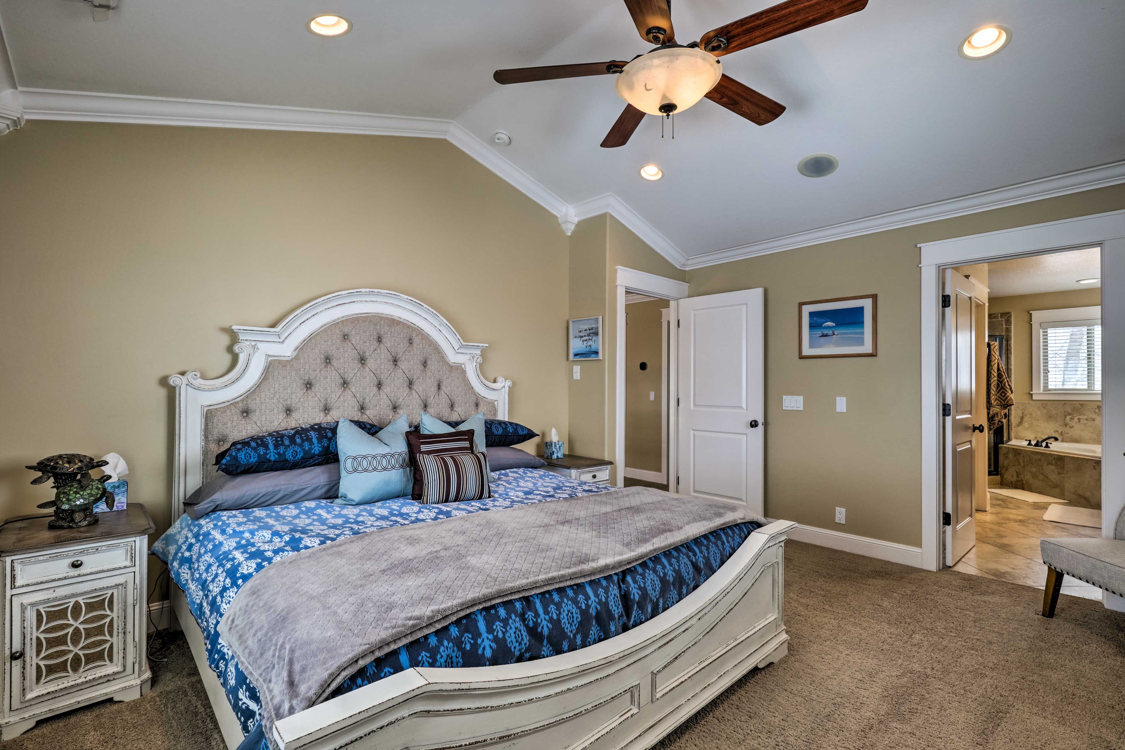 Bedroom 2 | 2nd Floor | King Bed | Smart TV | En-Suite Bathroom