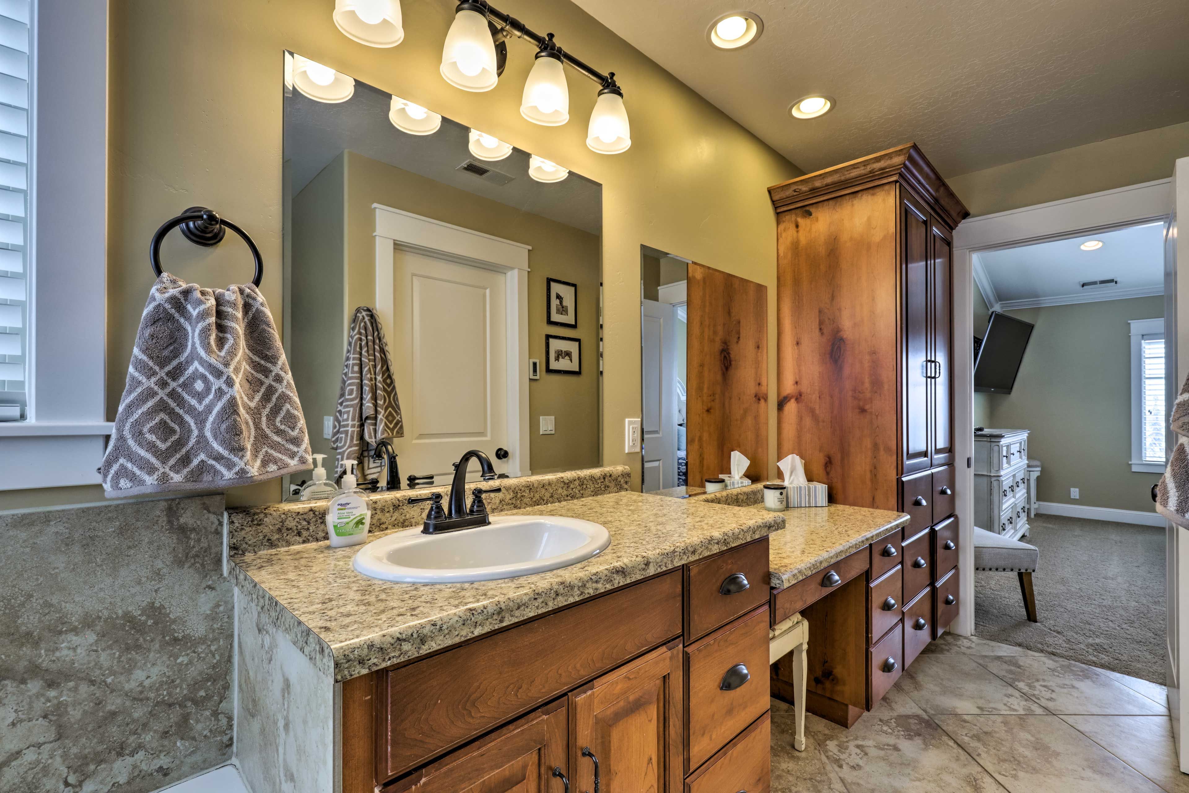 Full Bathroom | 2nd Floor | Jetted Tub | Walk-In Shower | Towels Provided