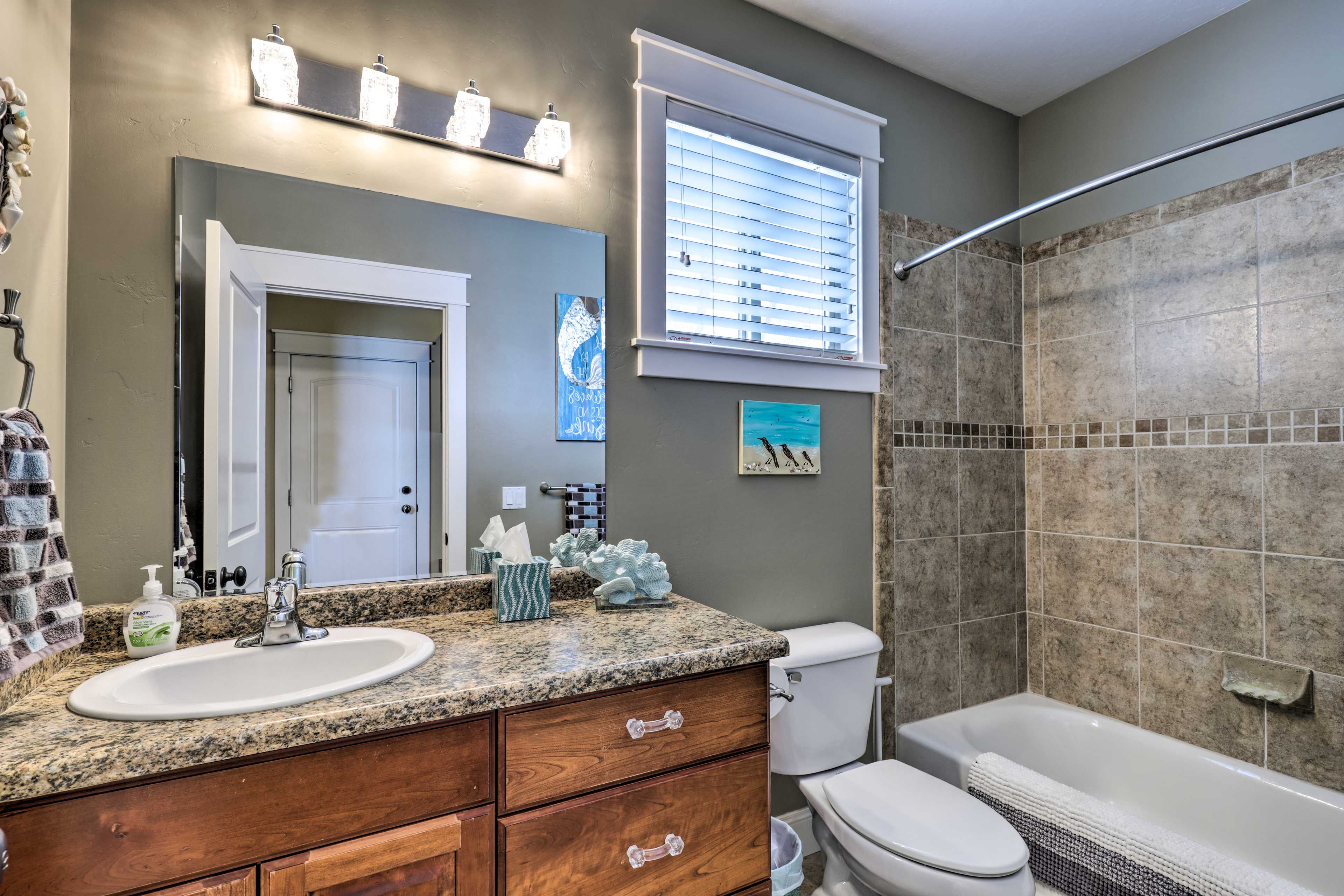 Full Bathroom | 1st Floor | Shower/Tub Combo | Complimentary Toiletries